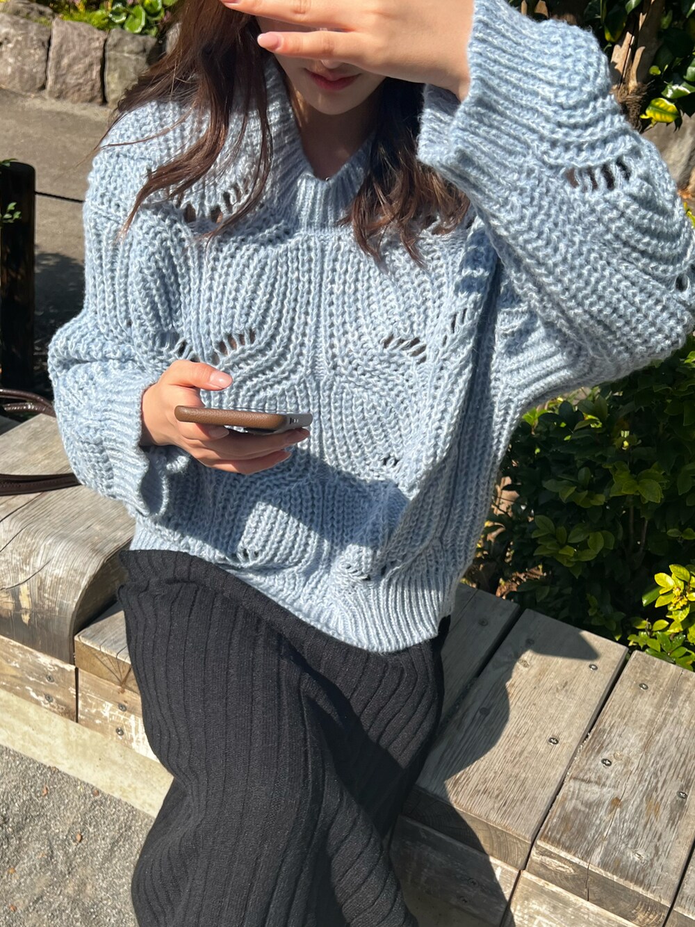 ブラック系のスカート、ブルー系のニット/セーター、ベージュ系のシューズを着用したレディースの秋コーディネートの2枚目の写真