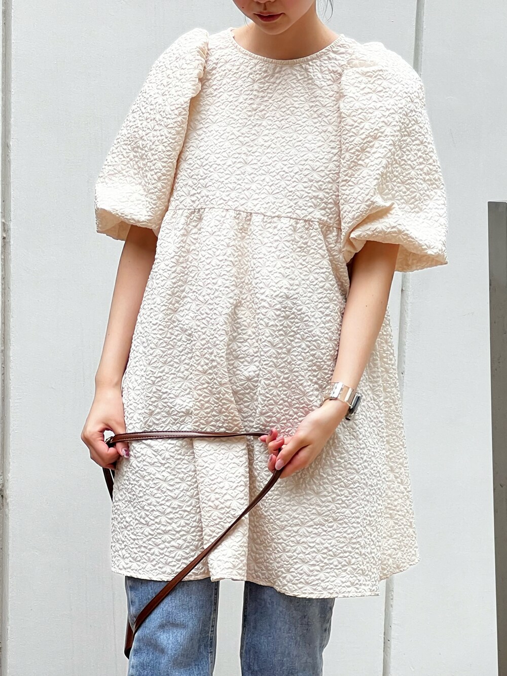 ホワイト系のワンピースを着用したレディースの夏コーディネートの3枚目の写真