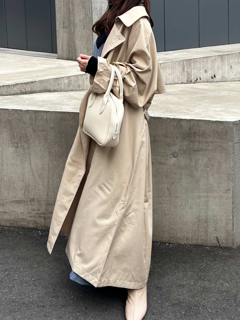 ブラウン系のボストンバッグを着用したレディースの春コーディネートの2枚目の写真