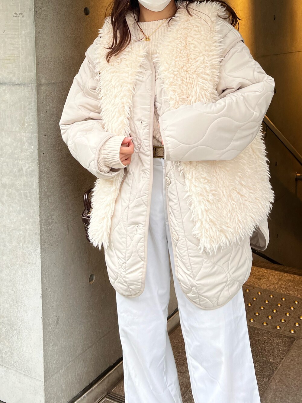 ホワイト系のノーカラージャケット、ホワイト系のベストを着用したレディースの春コーディネートの2枚目の写真