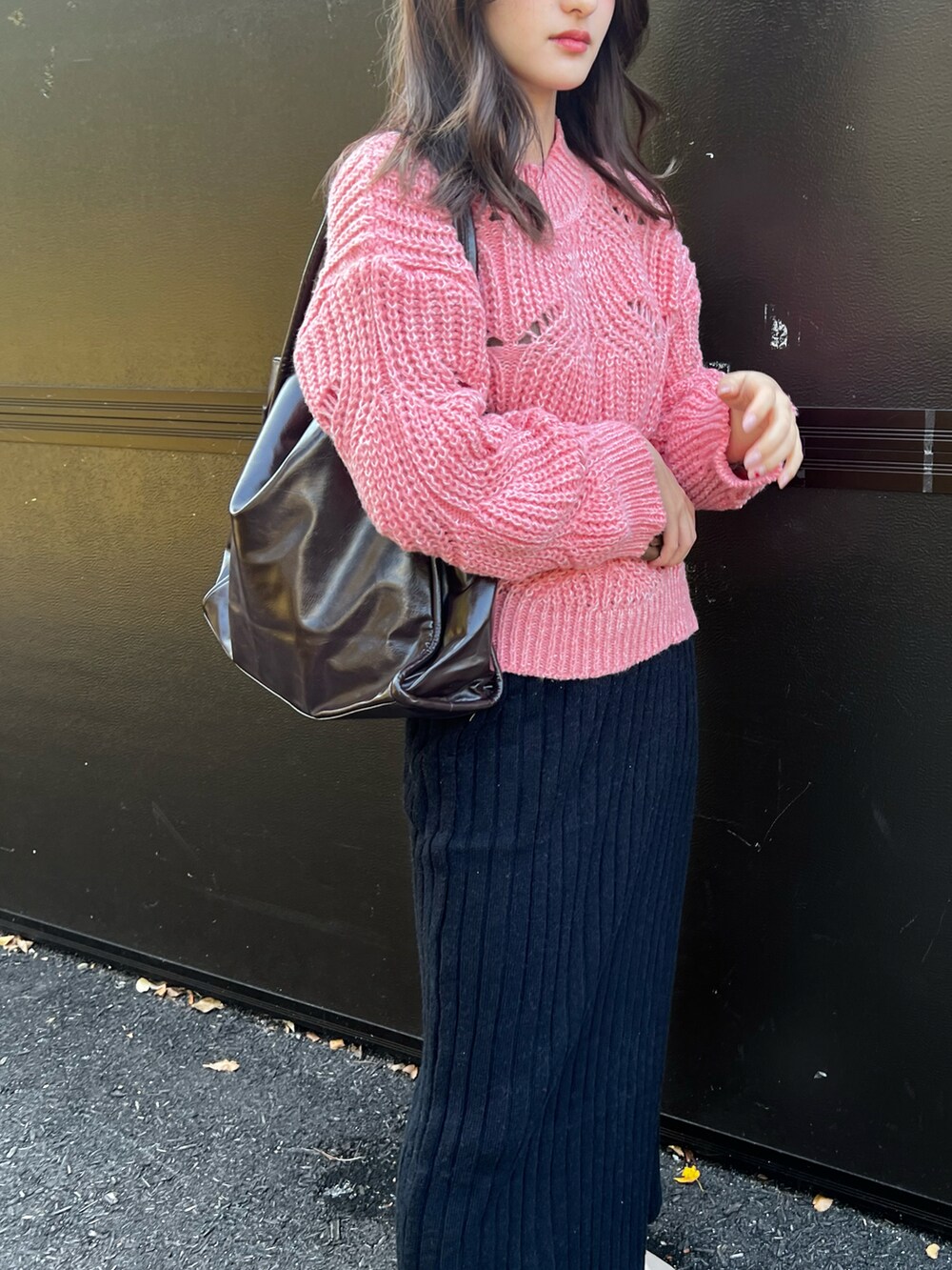 ピンク系のニット/セーターを着用したレディースの冬コーディネートの2枚目の写真
