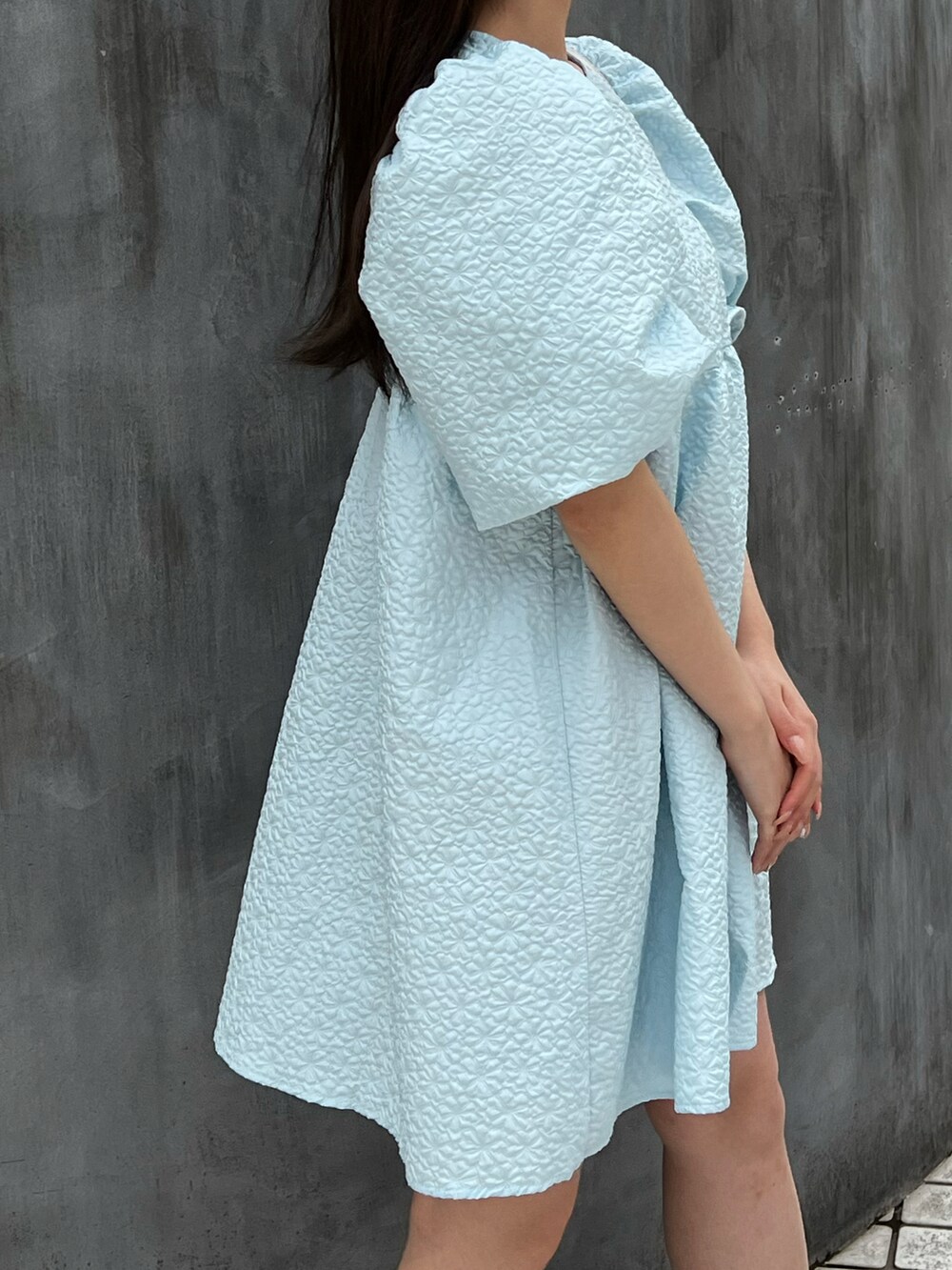 ブルー系のワンピースを着用したレディースの夏コーディネートの2枚目の写真