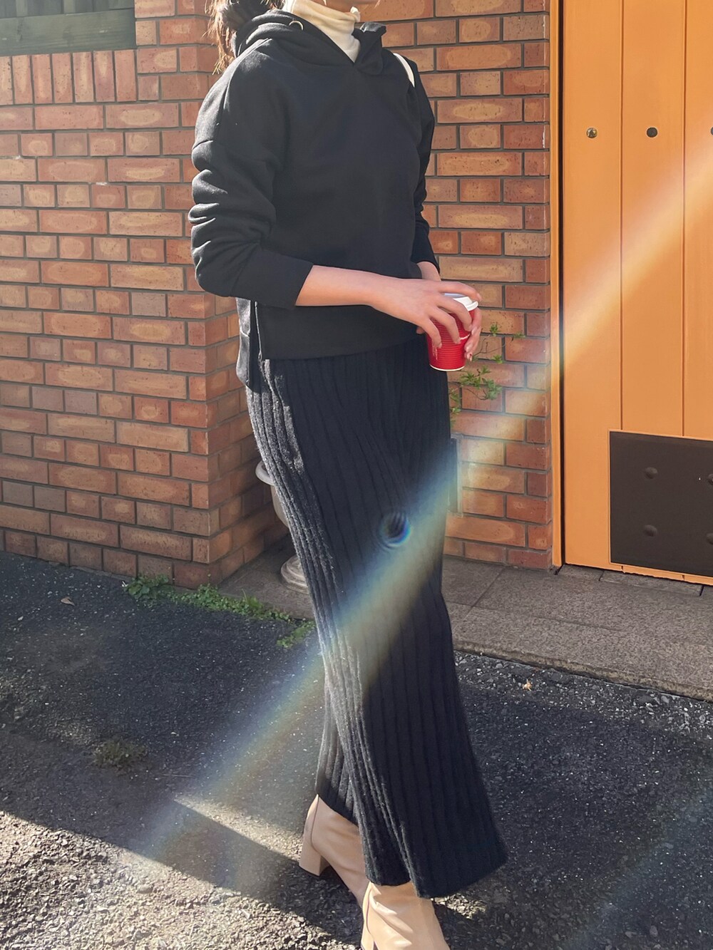 ブラック系のパーカー、ホワイト系のショルダーバッグ、ホワイト系のニット/セーターを着用したレディースの秋コーディネートの3枚目の写真