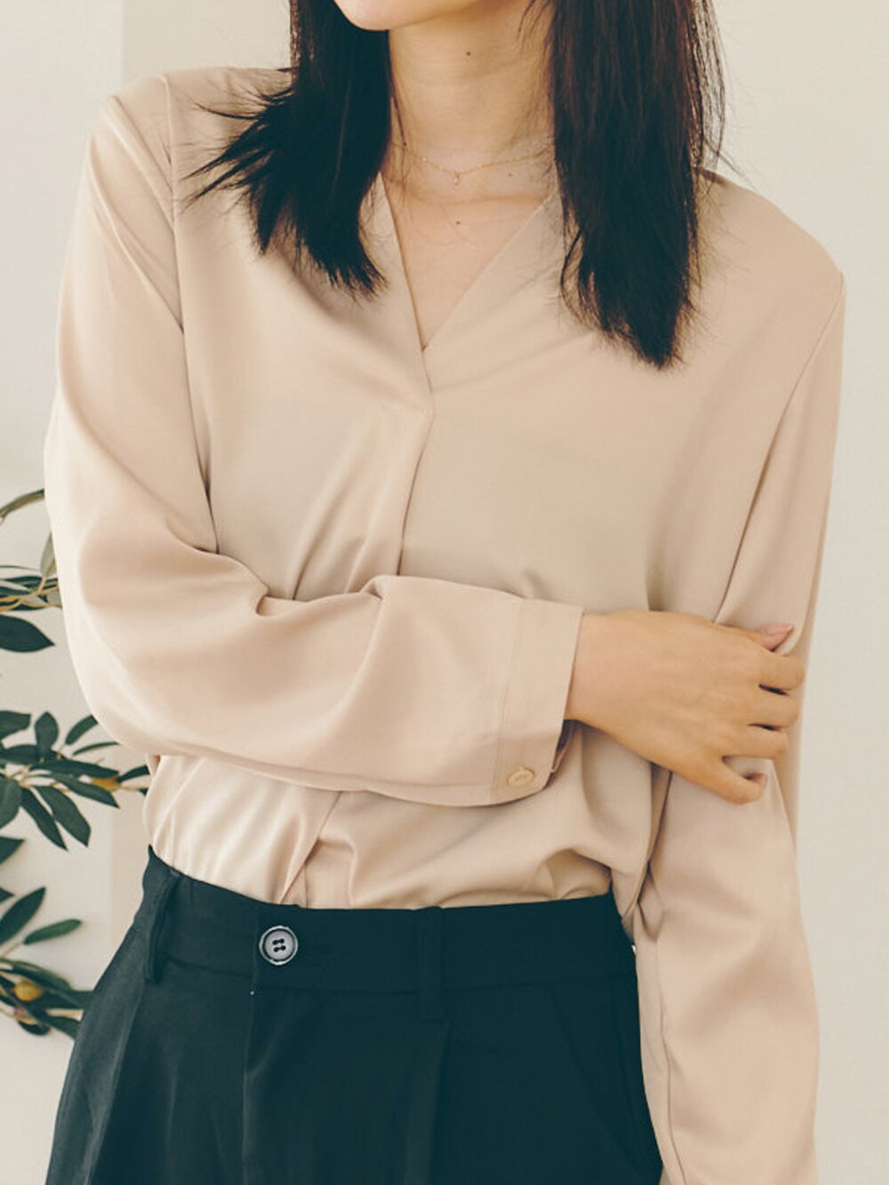 ブラウン系のトートバッグ、ベージュ系のシャツ/ブラウス、ブラック系のスラックスを着用したレディースの春コーディネートの3枚目の写真