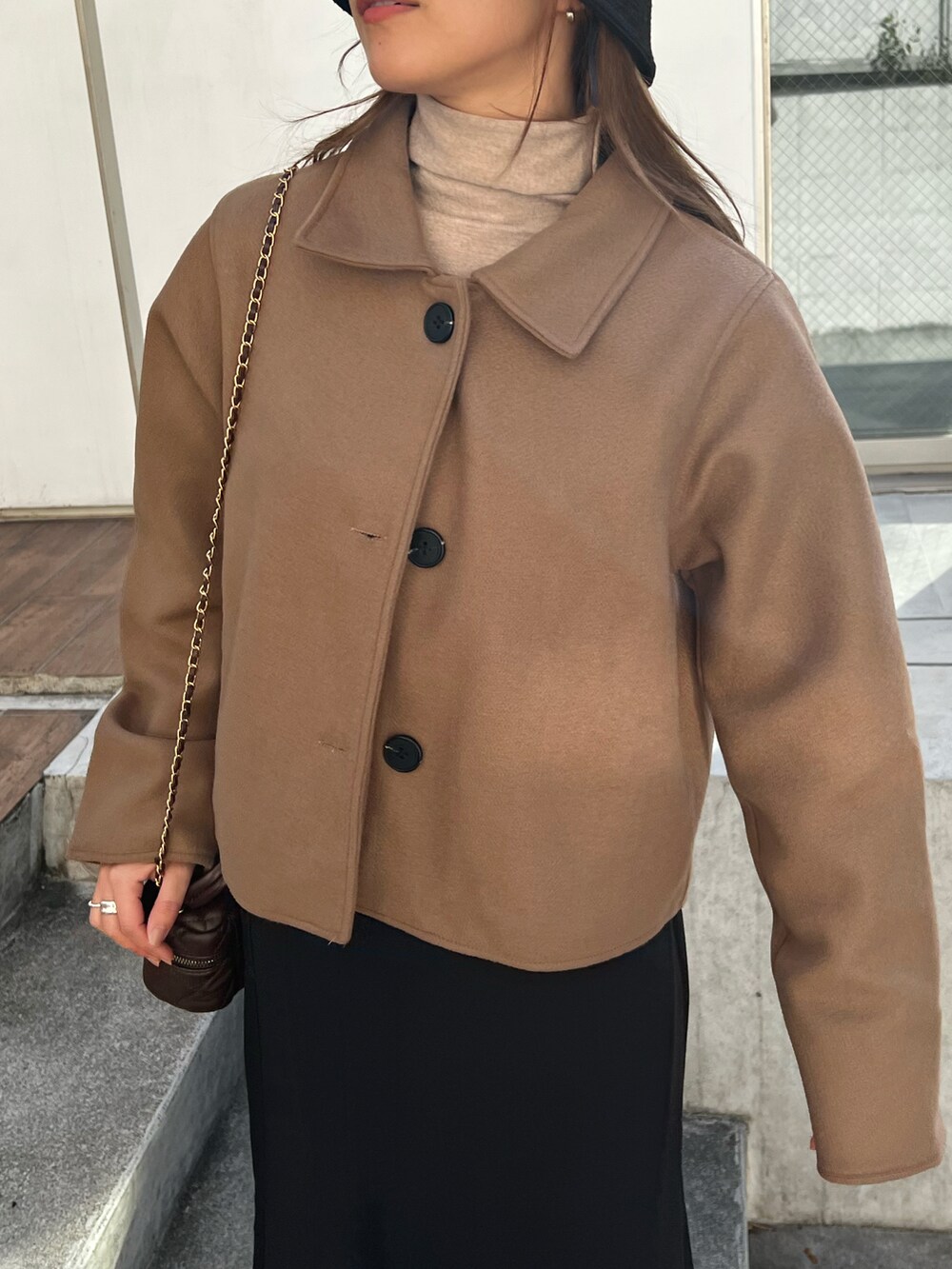 ブラウン系のテーラードジャケット、ブラウン系のショルダーバッグを着用したレディースの冬コーディネートの3枚目の写真