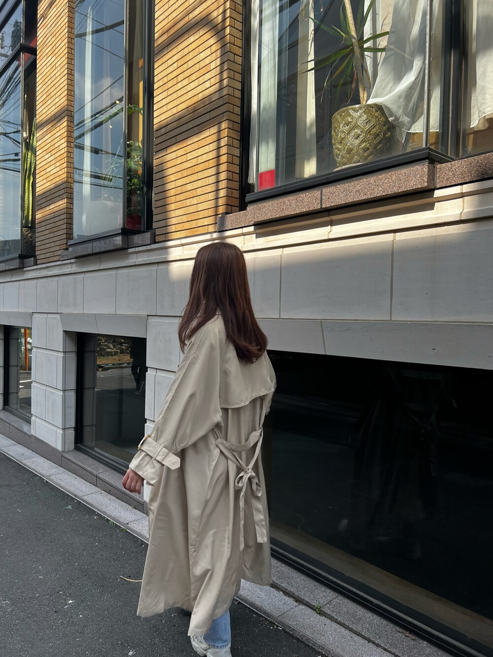 ベージュ系のジャケット/アウターを着用したレディースの春コーディネートの4枚目の写真