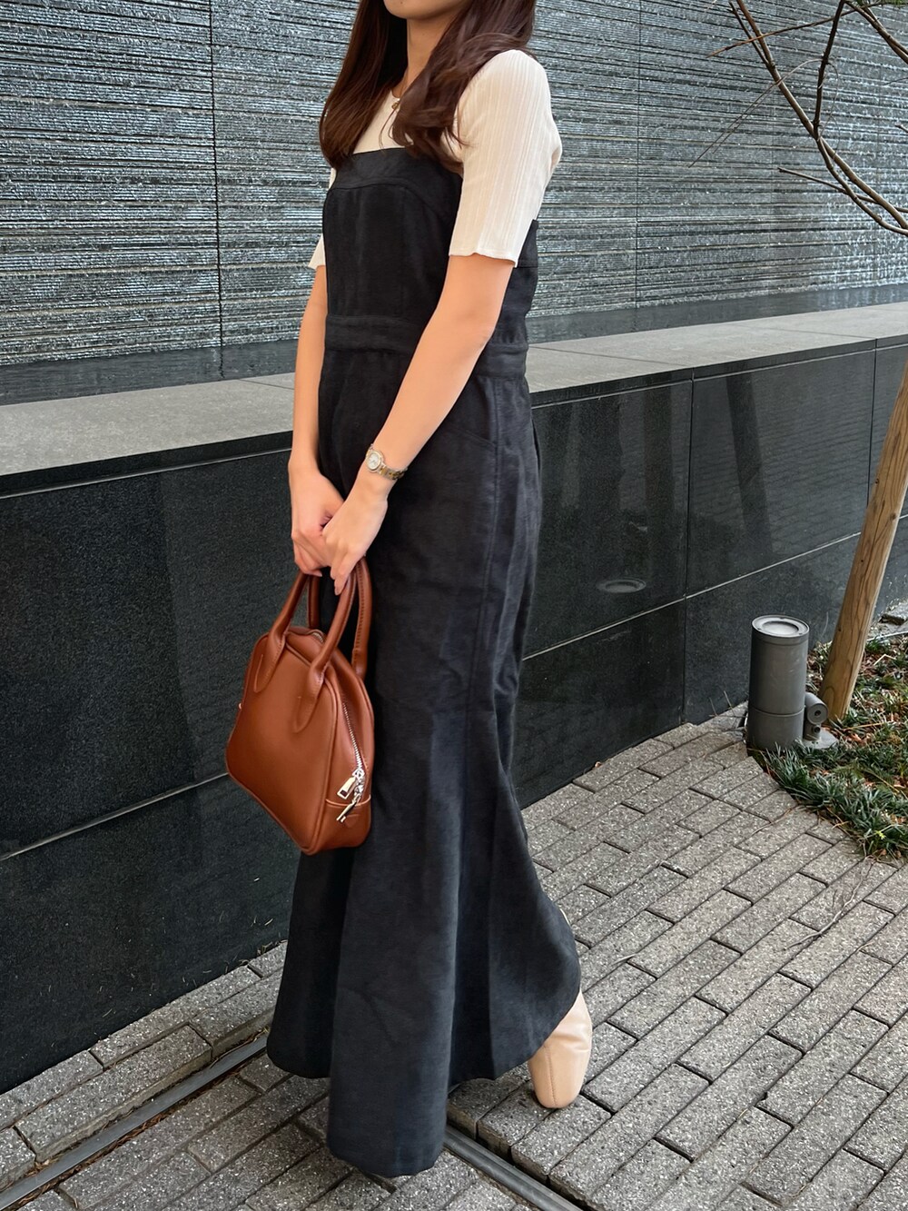 ブラウン系のボストンバッグ、ブラック系のワンピースを着用したレディースの春コーディネートの2枚目の写真