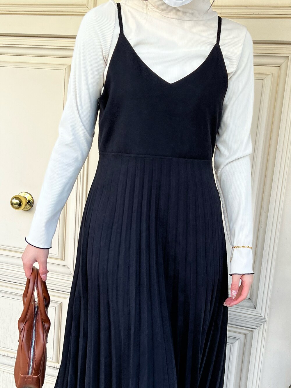 ブラウン系のボストンバッグ、ブルー系のワンピース、ホワイト系のニット/セーターを着用したレディースの春コーディネートの4枚目の写真