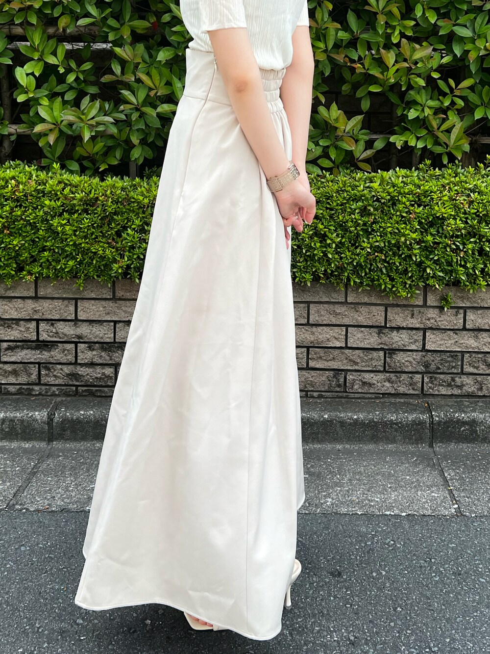 ブルー系のスカートを着用したレディースの夏コーディネートの3枚目の写真