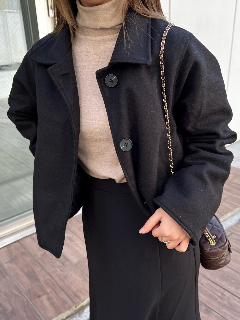 ブラウン系のテーラードジャケット、ベージュ系のハットを着用したレディースの春コーディネートの4枚目の写真