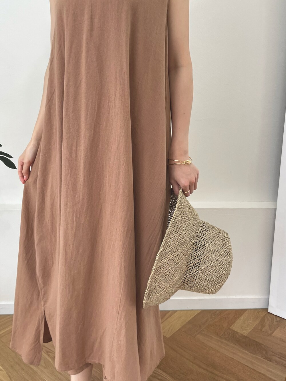 ブラウン系のワンピース、ブラック系のサンダルを着用したレディースの夏コーディネートの2枚目の写真