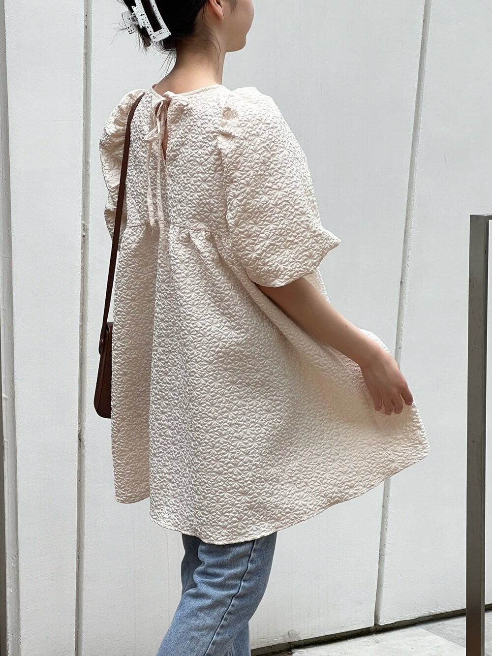 ホワイト系のワンピースを着用したレディースの夏コーディネートの2枚目の写真