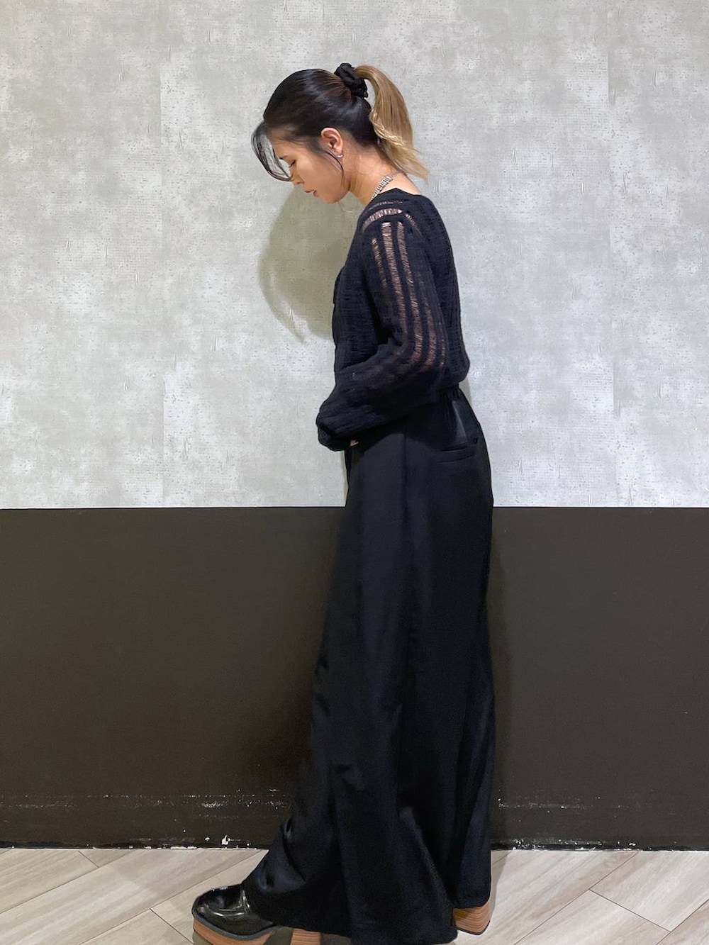 ブラック系のタンクトップ、ブラック系のその他パンツ、ブラック系のローファーを着用したレディースの秋コーディネートの2枚目の写真