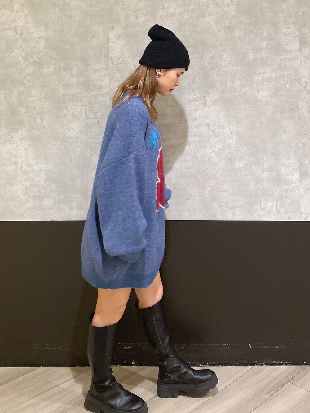 ブラック系のブーツ、グレー系のその他パンツ、ホワイト系のニット/セーターを着用したレディースの冬コーディネートの2枚目の写真