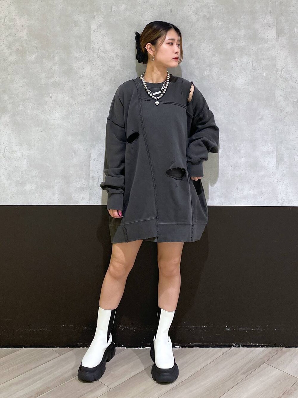 「きれいめ、JEANASIS、ショートブーツ、ブーツ、骨格ウェーブ、PAGEBOY、モード、差し色コーデ、冬コーデ、春コーデ、スウェット、ショートパンツ、骨格ウェーブ_PAGEBOY」｜「JEANASISのカットアウトリメイクウラケプルオーバー/104977（スウェット、グレー系）」を使った、Hinataさん（レディース・154cm）の冬コーディネートの4枚目の写真
