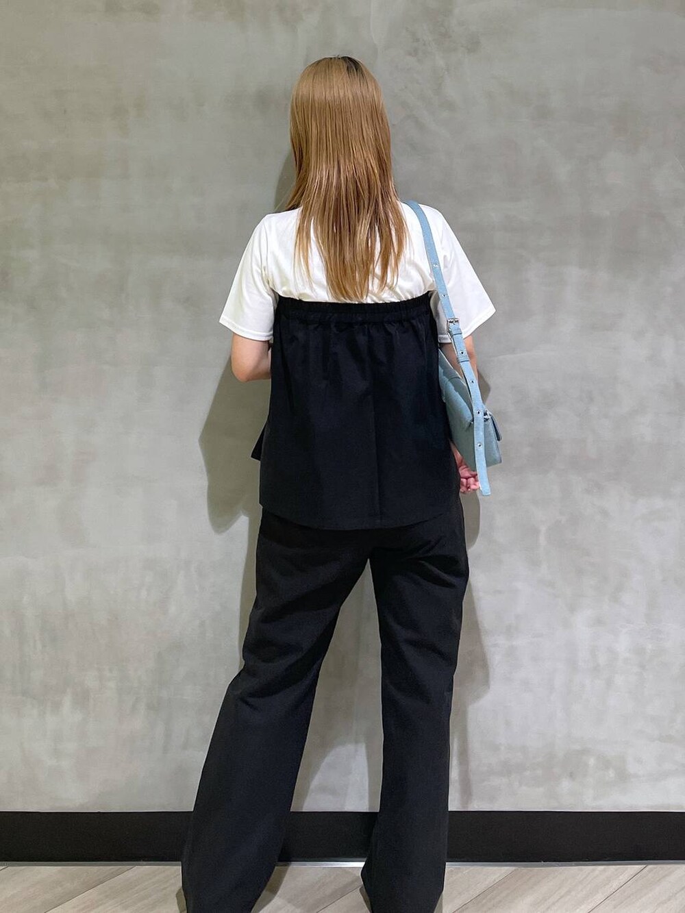 ブラック系のサンダル、ブルー系のハンドバッグ、ホワイト系のTシャツ/カットソーを着用したレディースの夏コーディネートの3枚目の写真
