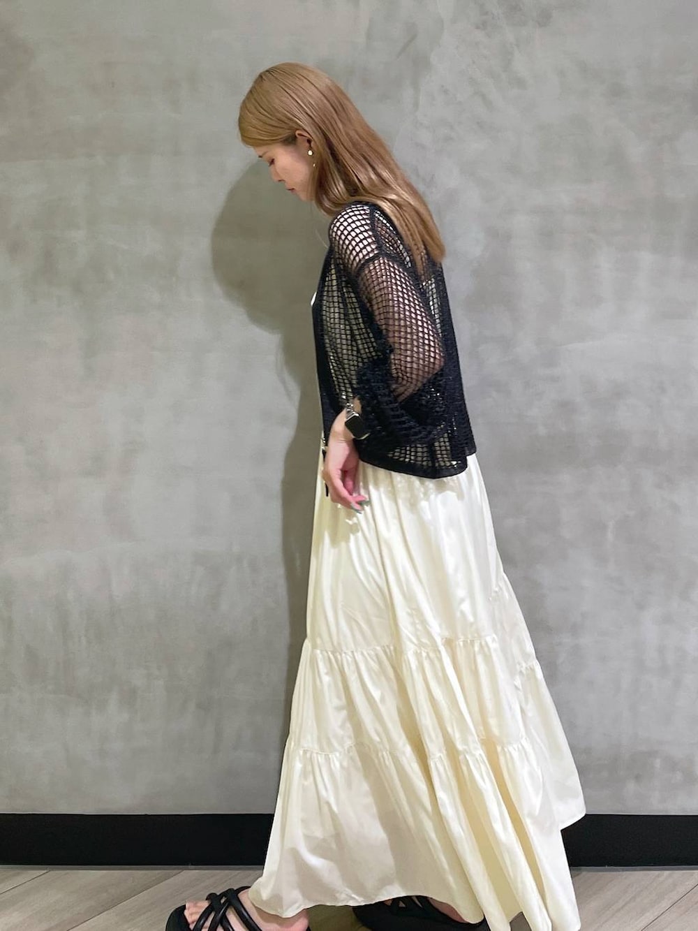 ブラック系のカーディガン/ボレロ、ブラック系のサンダル、ホワイト系のキャミソールを着用したレディースの春コーディネートの2枚目の写真