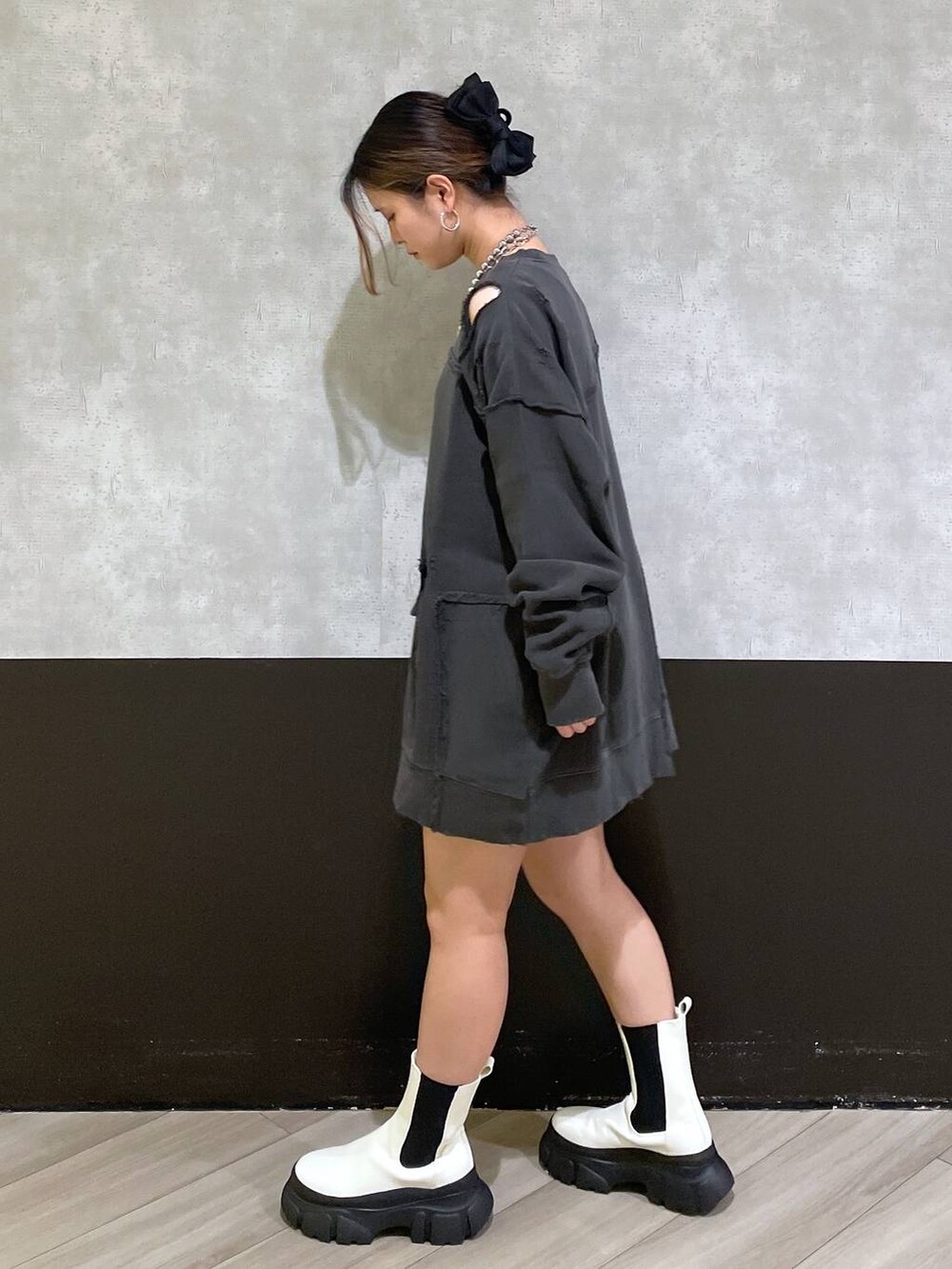 「きれいめ、JEANASIS、ショートブーツ、ブーツ、骨格ウェーブ、PAGEBOY、モード、差し色コーデ、冬コーデ、春コーデ、スウェット、ショートパンツ、骨格ウェーブ_PAGEBOY」｜「JEANASISのカットアウトリメイクウラケプルオーバー/104977（スウェット、グレー系）」を使った、Hinataさん（レディース・154cm）の冬コーディネートの2枚目の写真