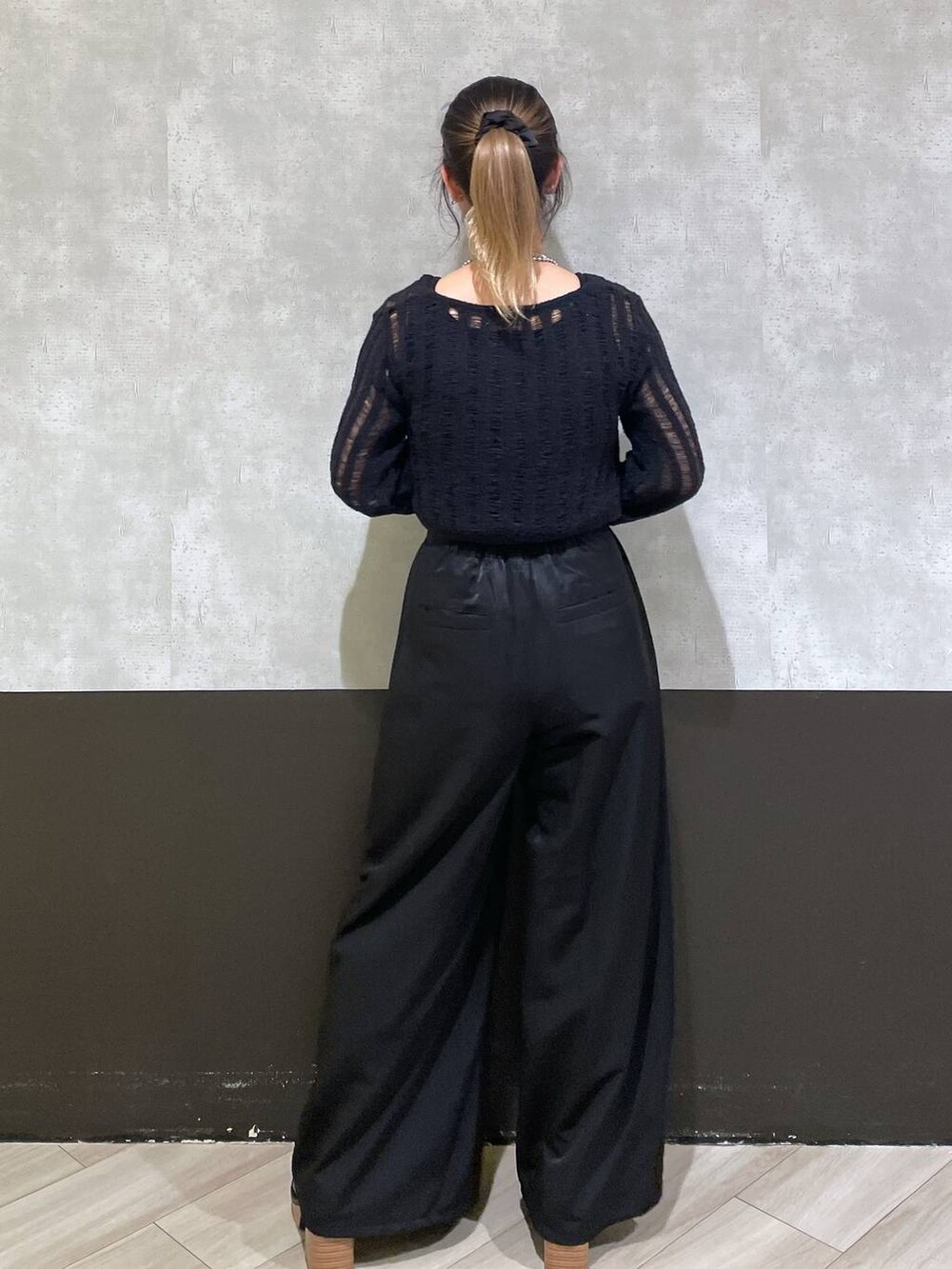 ブラック系のタンクトップ、ブラック系のその他パンツ、ブラック系のローファーを着用したレディースの秋コーディネートの3枚目の写真