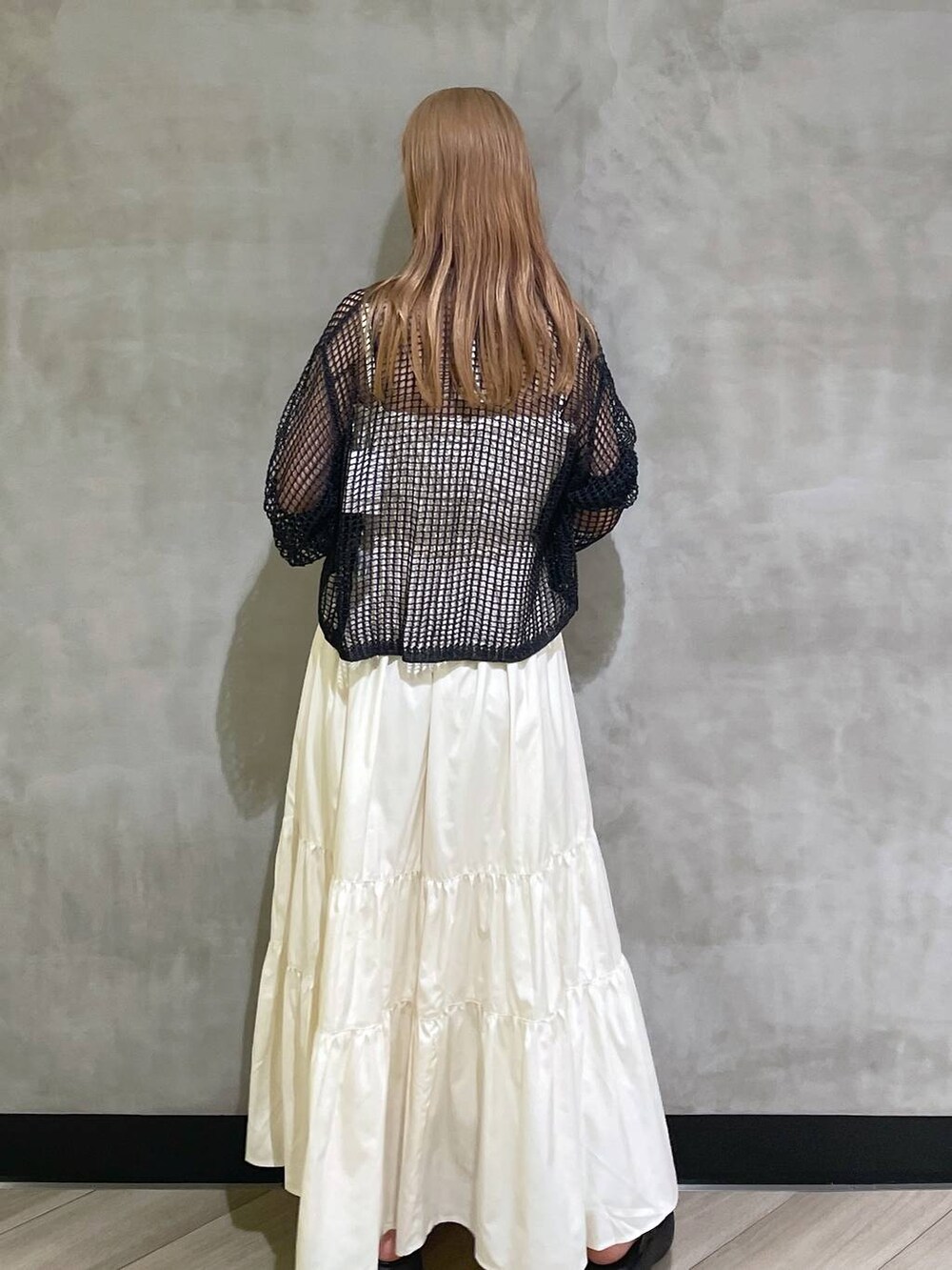 ブラック系のカーディガン/ボレロ、ブラック系のサンダル、ホワイト系のキャミソールを着用したレディースの春コーディネートの3枚目の写真