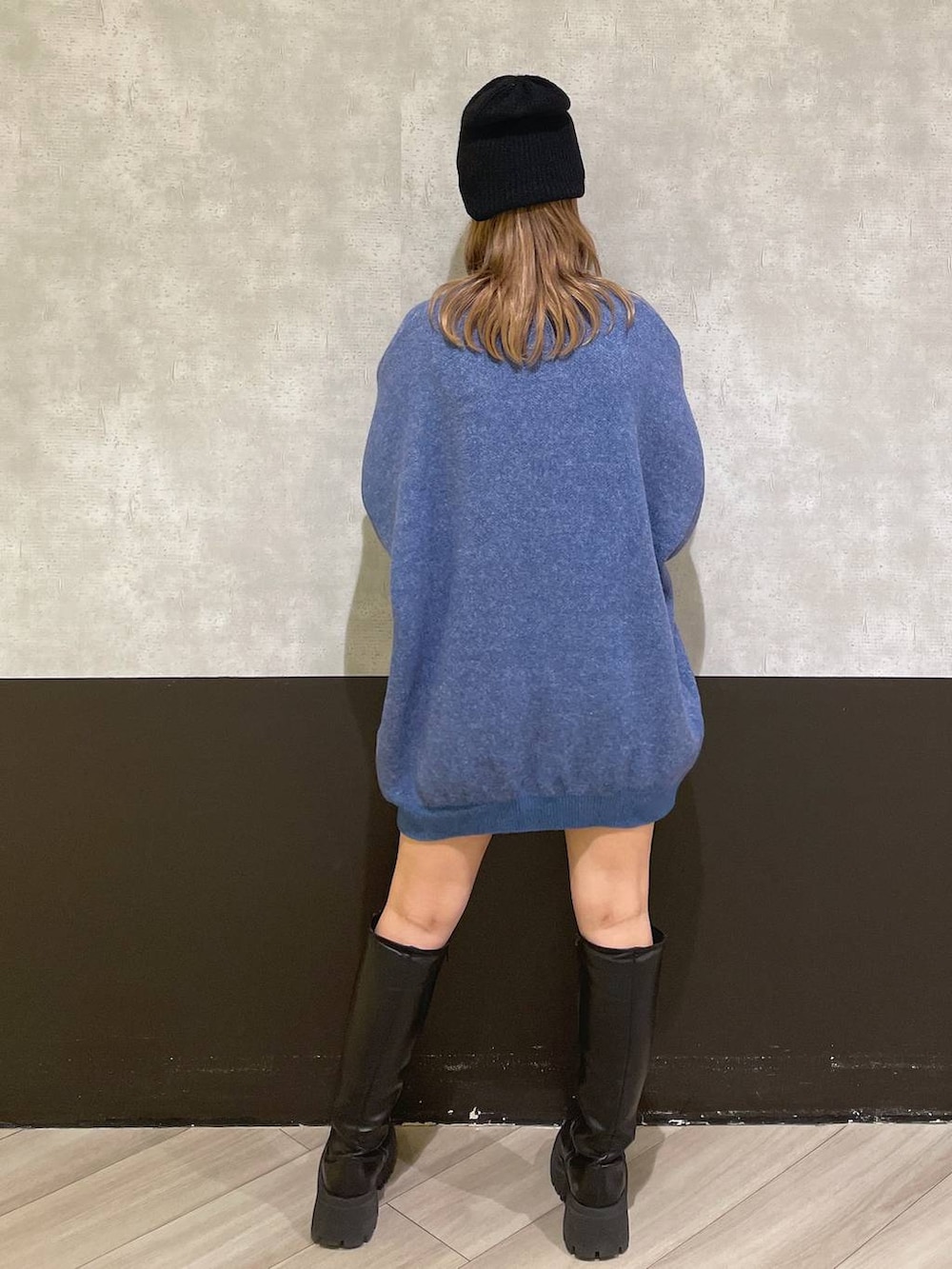 ブラック系のブーツ、グレー系のその他パンツ、ホワイト系のニット/セーターを着用したレディースの冬コーディネートの3枚目の写真