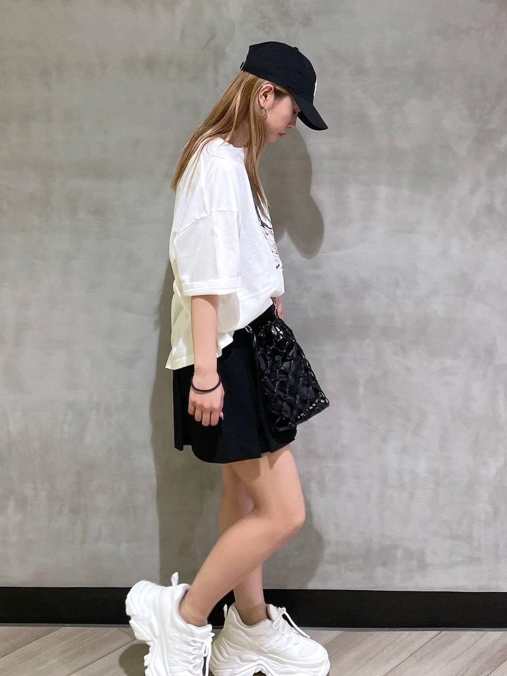 「きれいめ、モード、差し色コーデ、春夏コーデ、春コーデ、Tシャツ、ショートパンツ、スニーカー、キャップ、夏コーデ、骨格ウェーブ、骨格ウェーブ_PAGEBOY、PAGEBOY」｜「PAGEBOYのプラットチャンキースニーカー（スニーカー、ホワイト系）」を使った、Hinataさん（レディース・154cm）の夏コーディネートの2枚目の写真