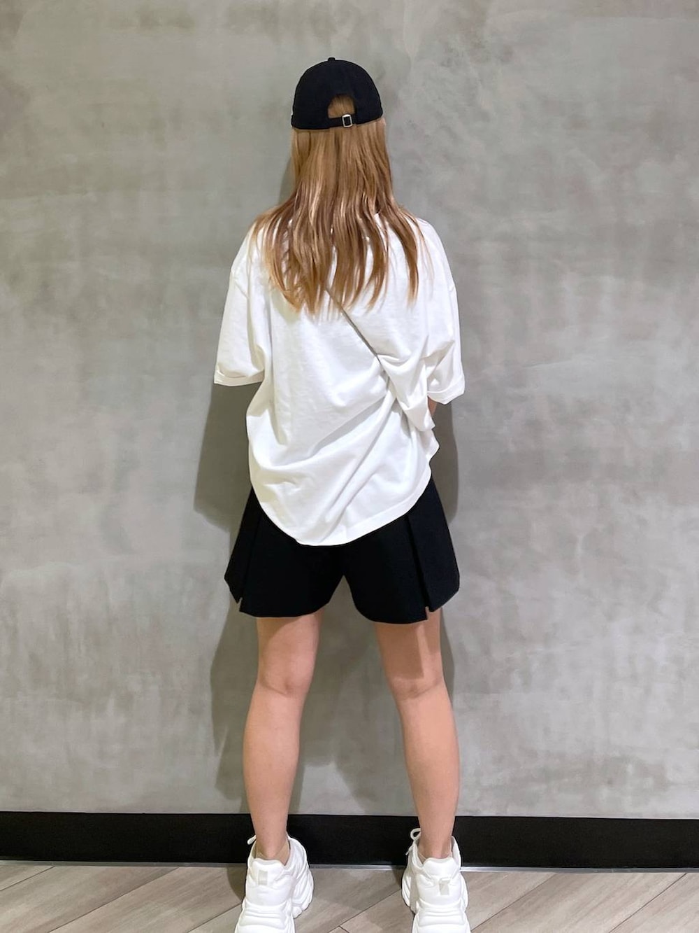 「きれいめ、モード、差し色コーデ、春夏コーデ、春コーデ、Tシャツ、ショートパンツ、スニーカー、キャップ、夏コーデ、骨格ウェーブ、骨格ウェーブ_PAGEBOY、PAGEBOY」｜「PAGEBOYのプラットチャンキースニーカー（スニーカー、ホワイト系）」を使った、Hinataさん（レディース・154cm）の夏コーディネートの3枚目の写真