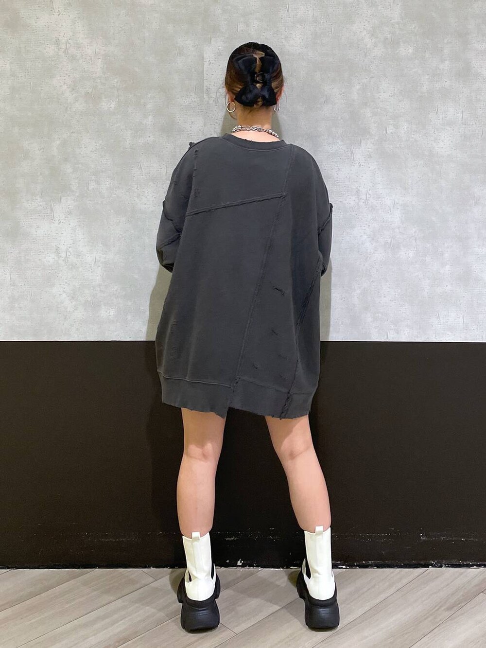 「きれいめ、JEANASIS、ショートブーツ、ブーツ、骨格ウェーブ、PAGEBOY、モード、差し色コーデ、冬コーデ、春コーデ、スウェット、ショートパンツ、骨格ウェーブ_PAGEBOY」｜「JEANASISのカットアウトリメイクウラケプルオーバー/104977（スウェット、グレー系）」を使った、Hinataさん（レディース・154cm）の冬コーディネートの3枚目の写真
