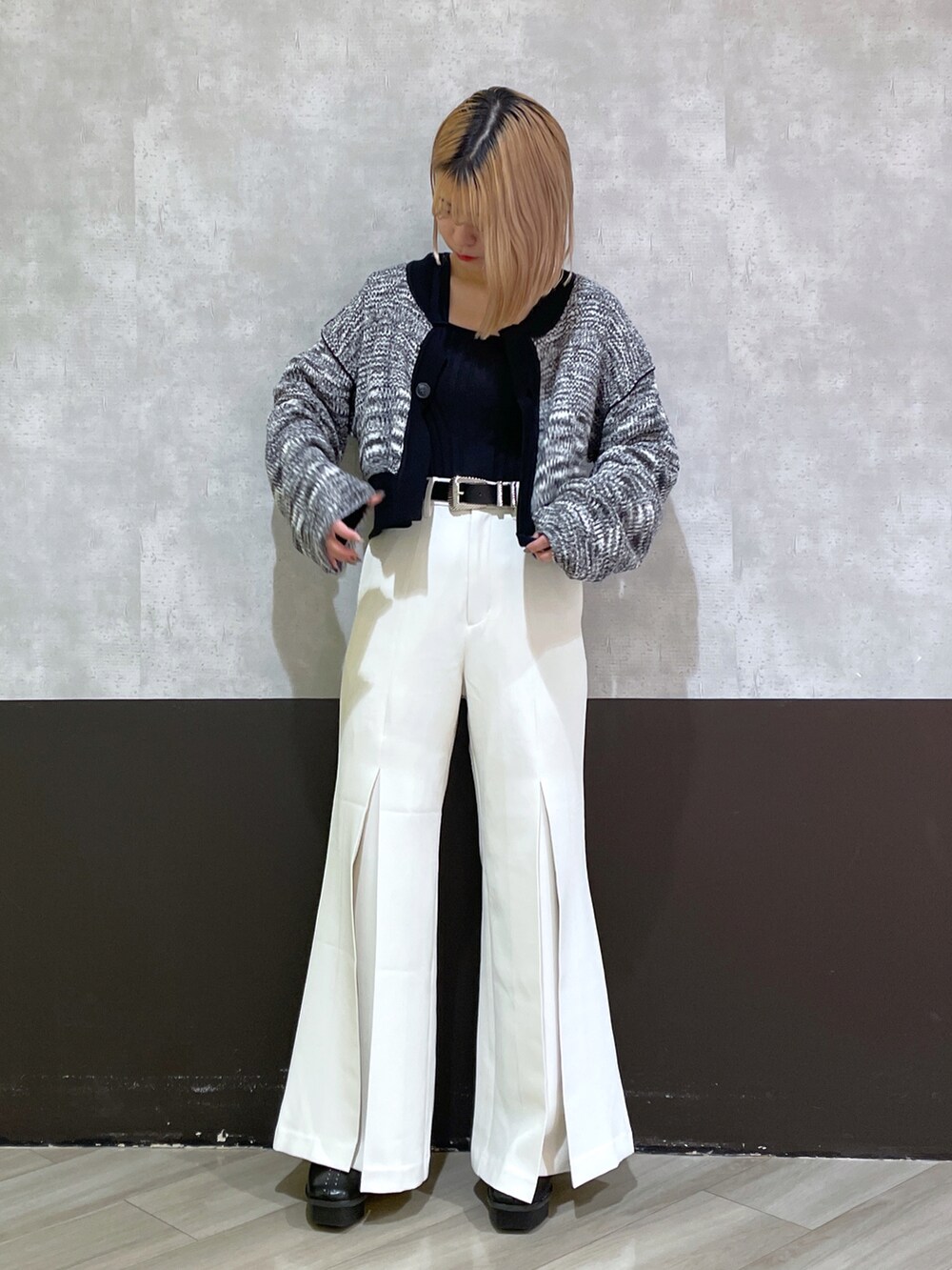 「秋コーデ、秋冬コーデ、パンツスタイル、ブーツ、カーディガン、着回しコーデ、ショートブーツ、フレアパンツ、PAGEBOY、PAGEBOY CORE」｜「PAGEBOYのCORE / マルチWAYミニカーディガン（カーディガン/ボレロ、ブラック系）」を使った、Hinataさん（レディース・154cm）の秋コーディネートの3枚目の写真