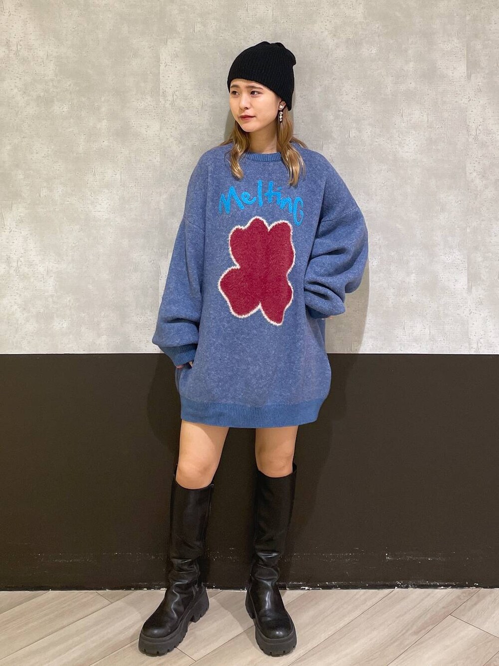 ブラック系のブーツ、グレー系のその他パンツ、ホワイト系のニット/セーターを着用したレディースの冬コーディネートの4枚目の写真