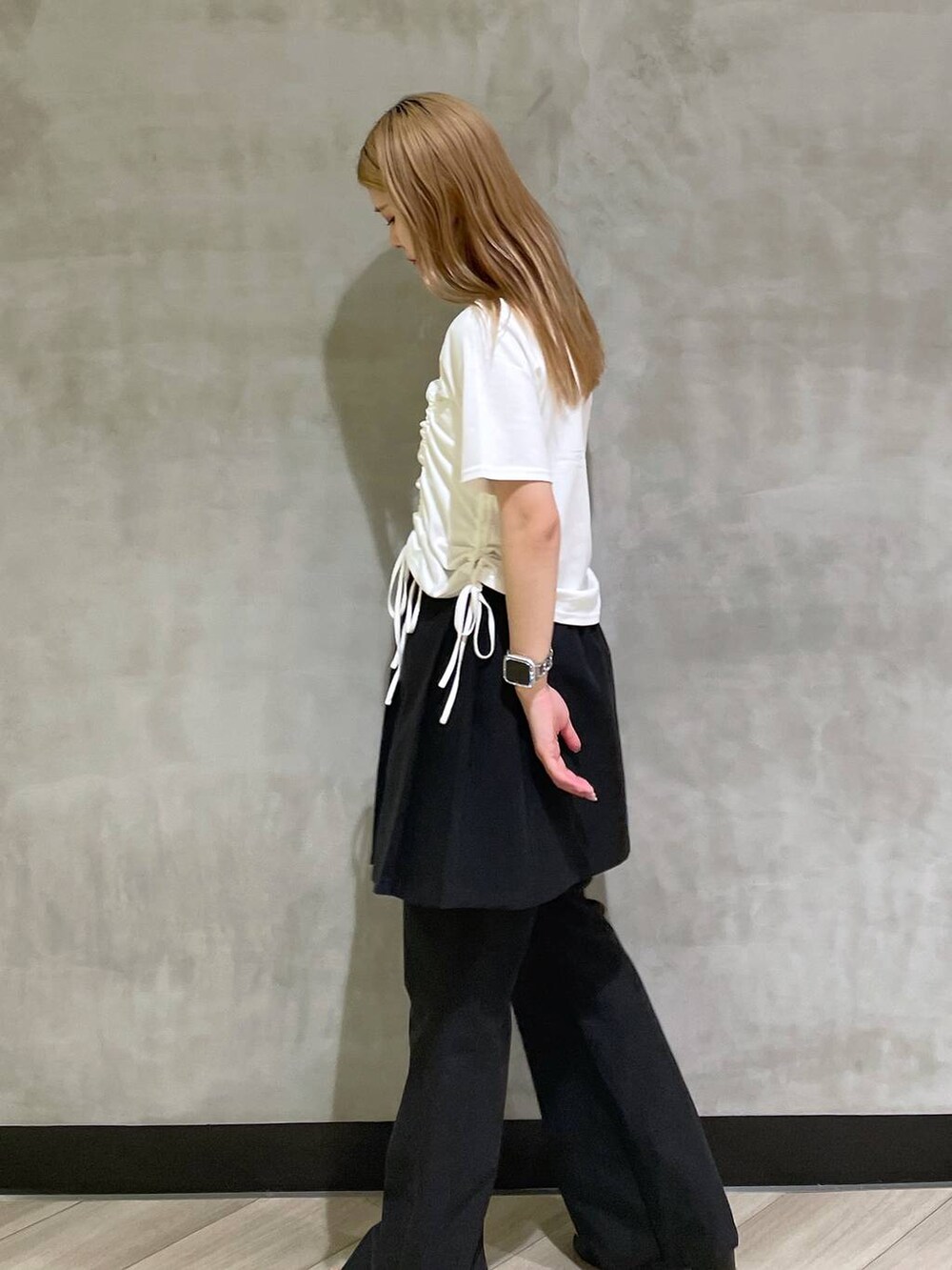 ブラック系のサンダル、ホワイト系のTシャツ/カットソー、ブラック系のチノパンツを着用したレディースの夏コーディネートの2枚目の写真