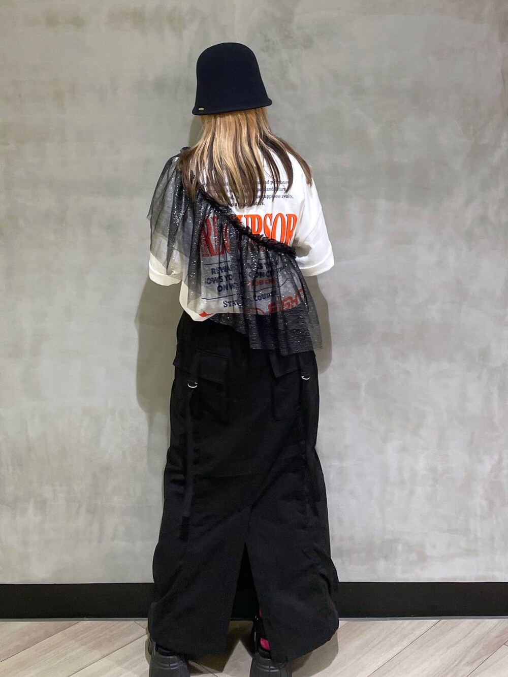 その他のスニーカー、ブラック系のスカート、ホワイト系のTシャツ/カットソーを着用したレディースの春コーディネートの3枚目の写真