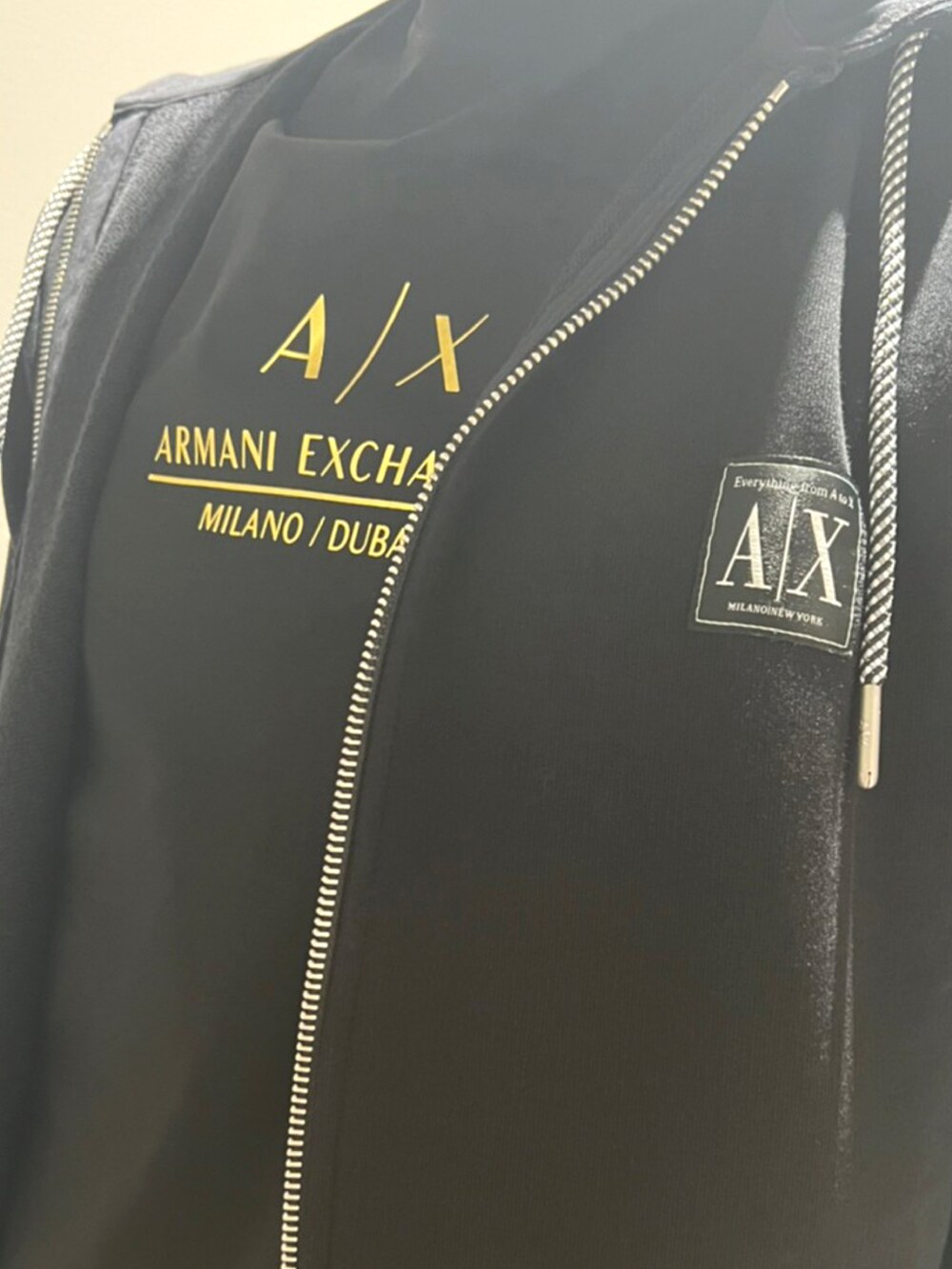 「アルマーニエクスチェンジ、armaniexchange、AXchange、AXchanger、低身長、メガネ男子、春夏コーデ、オールブラック、スウェット、パーカー、セットアップ、休日スタイル、シンプル、ラクチンコーデ、ワントーンコーデ」｜「ARMANI EXCHANGEの【A|X アルマーニ エクスチェンジ】A|Xロゴパッチ　スウェットパーカー（スウェット、ホワイト系）」を使った、ゆーきさん（メンズ・169cm）の春コーディネートの2枚目の写真