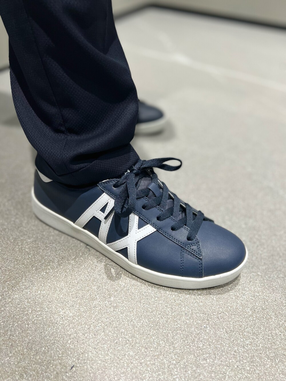 「AXchanger、armaniexchange、アルマーニエクスチェンジ、AXchange、メガネ男子、低身長、大人カジュアル、スニーカーコーデ、秋のコーデ、きれいめカジュアル、シンプル、ネイビー、セットアップ、ニット、ジャケット」｜「ARMANI EXCHANGEの【A|X アルマーニ エクスチェンジ】テーラードジャケット（テーラードジャケット、ブルー系）」を使った、ゆーきさん（メンズ・169cm）の秋コーディネートの2枚目の写真