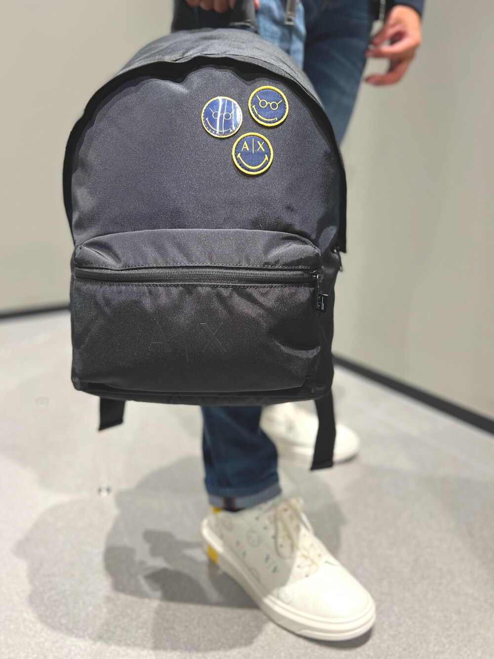 「カジュアル、メガネ男子、低身長、armaniexchange、スマイル、秋コーデ、アルマーニエクスチェンジ、axchange、AXchanger、AXSmiley、スウェット、ストリート、ビッグシルエット、休日スタイル、イエロー」｜「ARMANI EXCHANGEの【A|X アルマーニ エクスチェンジ】SMILEY　リバーシブルボンバージャケット（ブルゾン、ブルー系）」を使った、ゆーきさん（メンズ・169cm）の秋コーディネートの2枚目の写真
