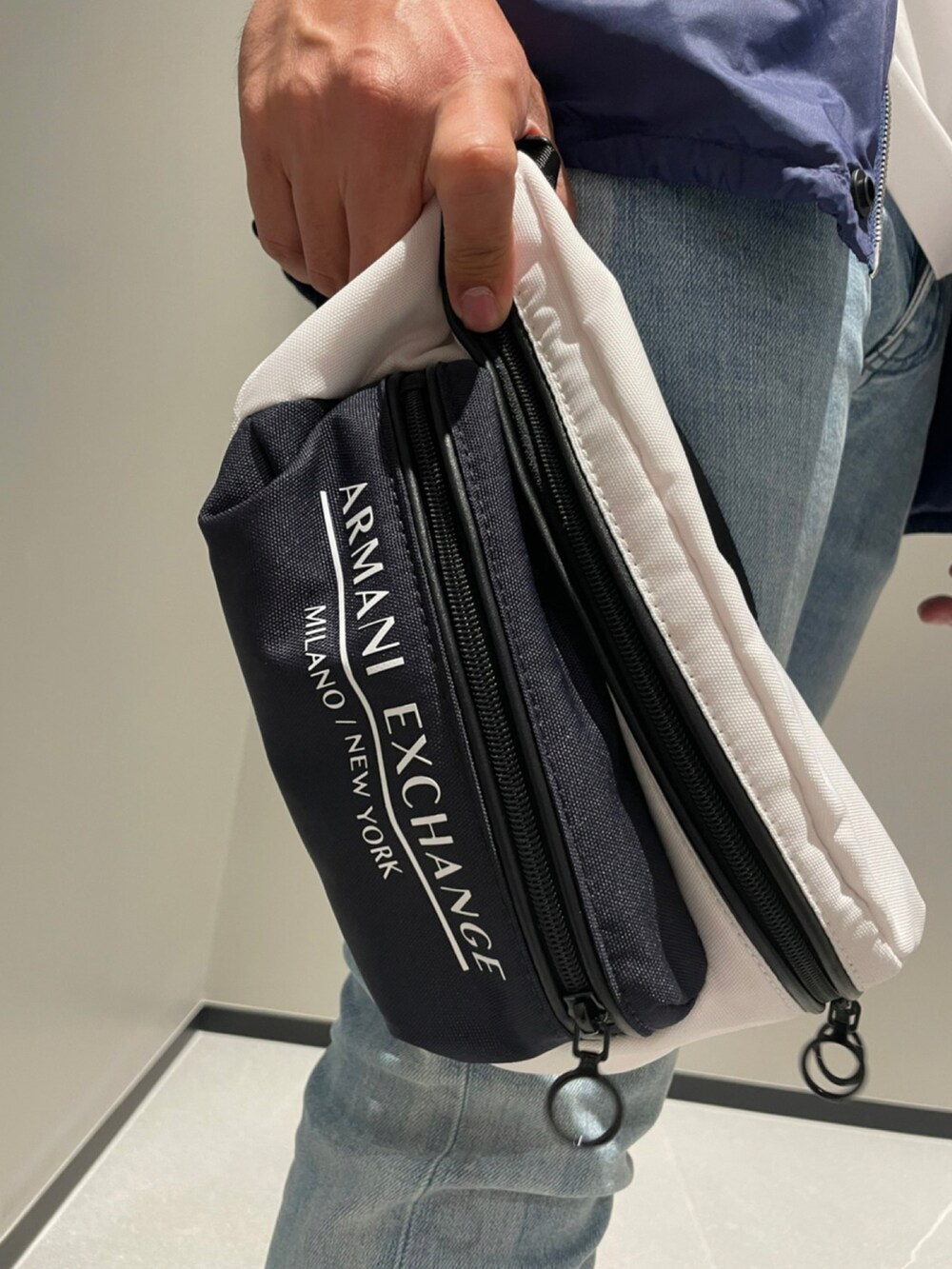 「アルマーニエクスチェンジ、armaniexchange、AXchange、AXchanger、低身長コーデ、メガネ男子、春夏コーデ、ブルー x ホワイト、ナイロンブルゾン、白Tシャツ、パーカー、デニム、オーバーサイズ、スポーツミックス、ラフコーデ」｜「ARMANI EXCHANGEの【A|X アルマーニ エクスチェンジ】カラーブロックデザイン　ジップアップ　フーディナイロンジャケット（リサイクルナイロン）（ブルゾン、ブルー系）」を使った、ゆーきさん（メンズ・169cm）の春コーディネートの2枚目の写真