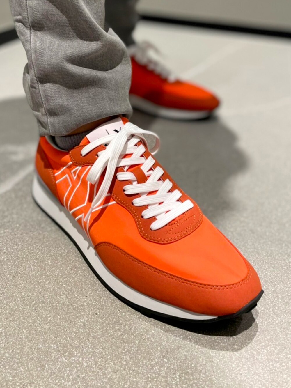 「アルマーニエクスチェンジ、armaniexchange、AXchanger、AXchange、低身長、ビタミンカラー、オレンジ、ジャケット、サングラス、デニム、スニーカー、ラフ、オトナカジュアル、きれいめカジュアル、ブラックコーデ」|「ARMANI EXCHANGEの【A|X アルマーニ エクスチェンジ】フード付きジャケット(テーラードジャケット、ブラック系)」を使った、ゆーきさん(メンズ・169cm)の夏コーディネートの3枚目の写真
