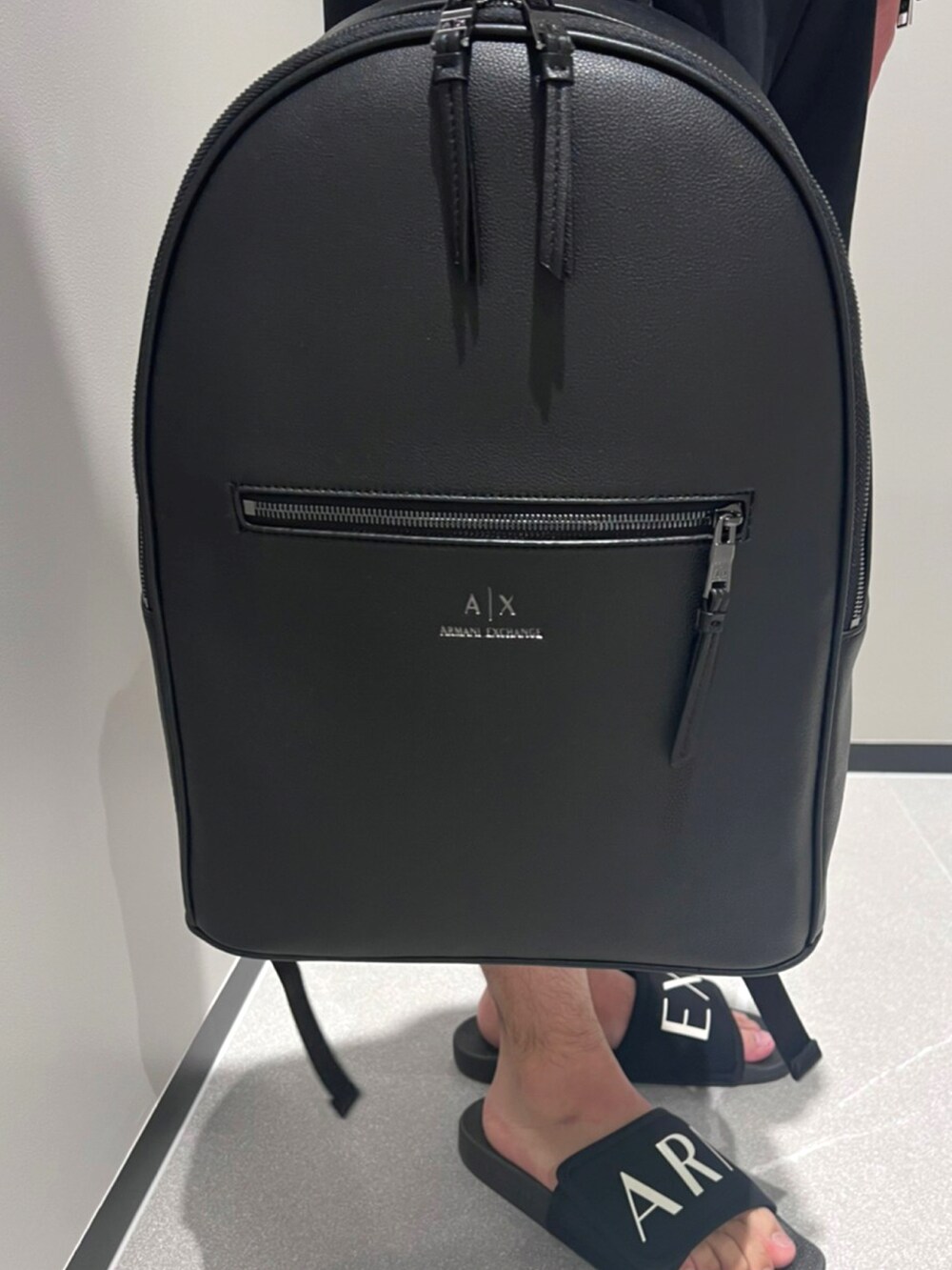 「アルマーニエクスチェンジ、armaniexchange、AXchange、AXchanger、低身長、メガネ男子、春夏コーデ、オールブラック、スウェット、パーカー、セットアップ、休日スタイル、シンプル、ラクチンコーデ、ワントーンコーデ」｜「ARMANI EXCHANGEの【A|X アルマーニ エクスチェンジ】A|Xロゴパッチ　スウェットパーカー（スウェット、ホワイト系）」を使った、ゆーきさん（メンズ・169cm）の春コーディネートの3枚目の写真