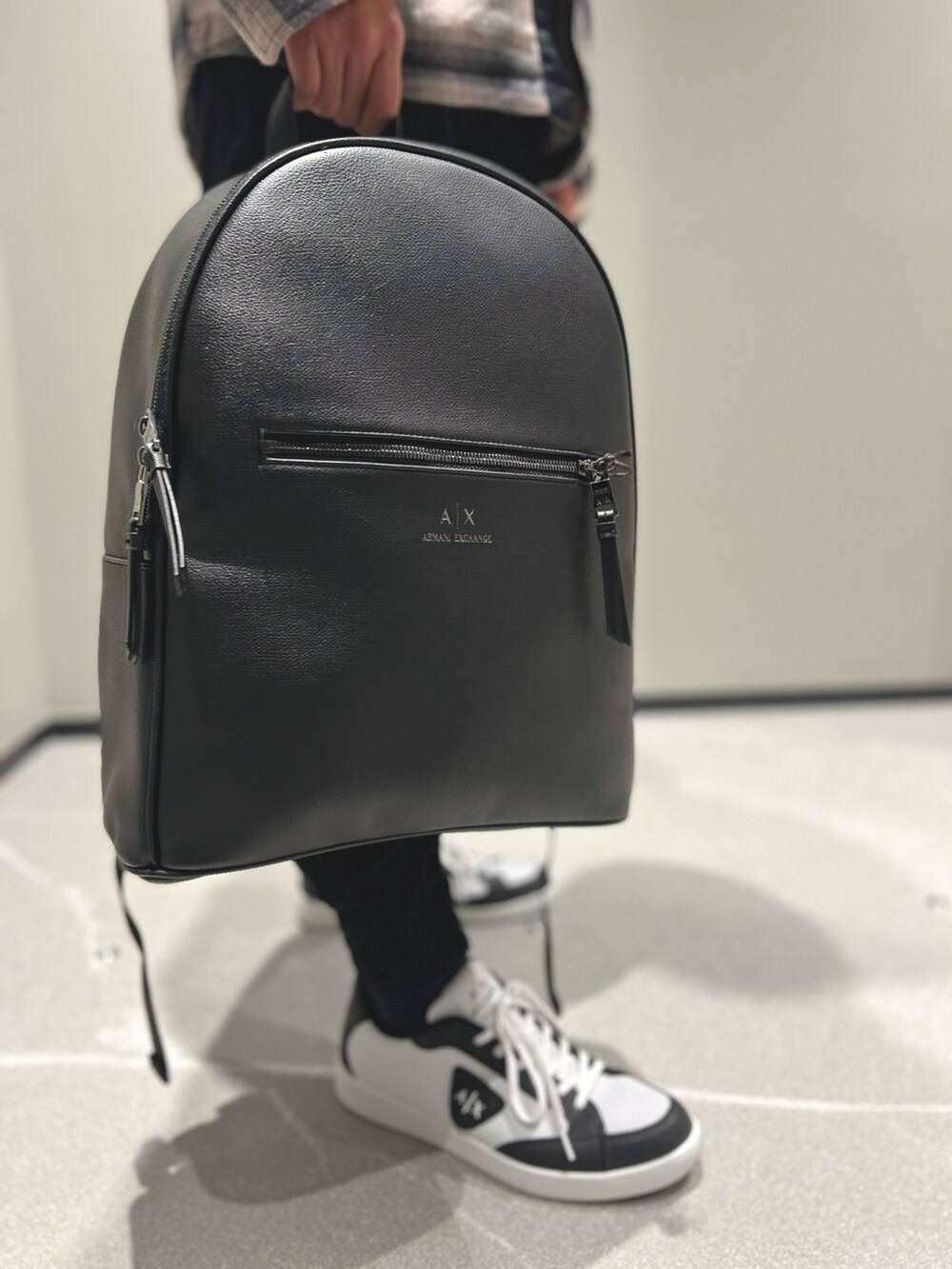 「アルマーニエクスチェンジ、armaniexchange、AXchange、AXchanger、低身長コーデ、メガネ男子、チェック、パーカー、ベージュ、スニーカー、WelcomeARMANI、ARMANIworld、シンプルコーデ、冬コーデ、大人カジュアル」｜「ARMANI EXCHANGEの【A|X アルマーニ エクスチェンジ】チェックデザイン　シャツジャケット（その他アウター、ホワイト系）」を使った、ゆーきさん（メンズ・169cm）の秋コーディネートの2枚目の写真