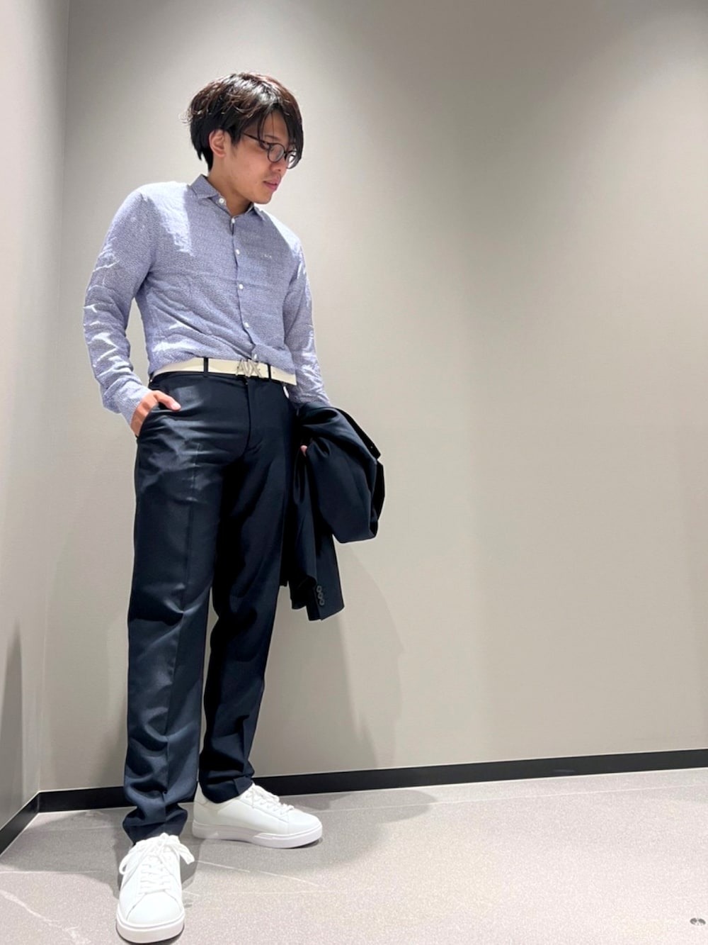 「アルマーニエクスチェンジ、armaniexchange、AXchange、AXchanger、低身長コーデ、メガネ男子、大人コーデ、シャツコーデ、ネイビー×ホワイト、結婚式二次会スタイル、キレイめ、セットアップ、スーツスタイル、シャツスタイル、白スニーカー」｜「ARMANI EXCHANGEの【A|X アルマーニ エクスチェンジ】レースアップ　レザースニーカー（スニーカー、ホワイト系）」を使った、ゆーきさん（メンズ・169cm）の夏コーディネートの2枚目の写真