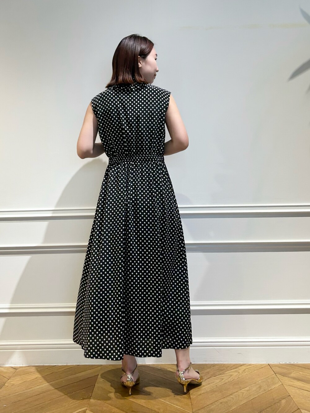 「おでかけコーデ、ワンピース、フォーマル、ボウタイ、ドット、フェミニン、大人かわいい、モノトーン」｜「LOULOU WILLOUGHBYの【LOULOU WILLOUGHBY】デシンドットノースリーブワンピース（ワンピース、ブラック系）」を使った、Takagi.Yさん（骨格ウェーブ・レディース・159cm）の夏コーディネートの3枚目の写真
