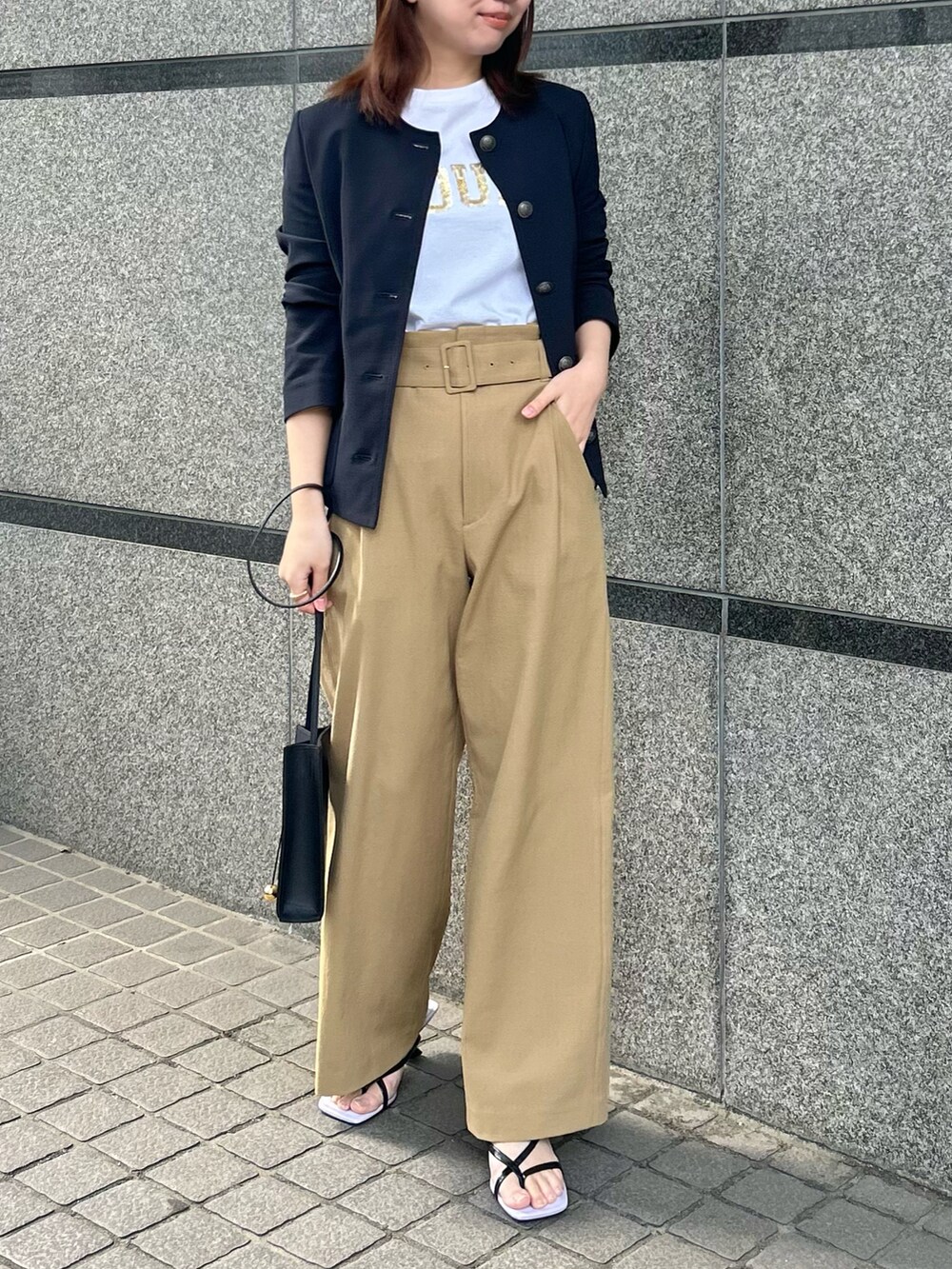 「カジュアル、休日スタイル、春夏コーデ、ラクチンコーデ、オトナ女子、カジュアルスタイル、きれいめカジュアル、オフィスカジュアル、ジャケット、スラックス、いまどきジャケット写真」｜「allurevilleのシェルタリングビッグバックルパンツ（その他パンツ、ベージュ系）」を使った、Takagi.Yさん（骨格ウェーブ・レディース・159cm）の春コーディネートの2枚目の写真