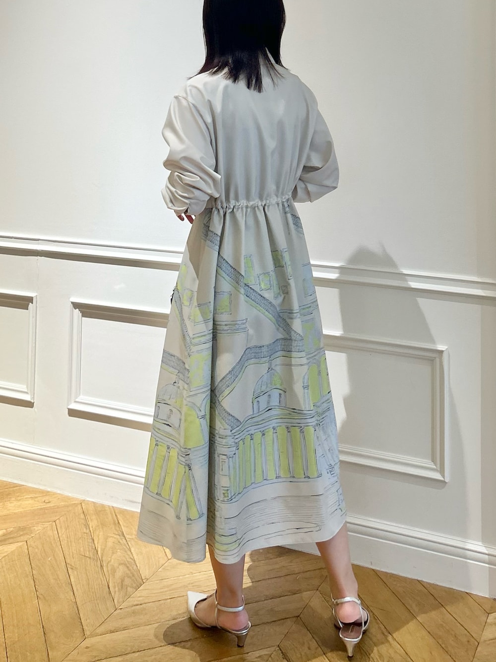 「LOULOU WILLOUGHBYの【LOULOU WILLOUGHBY】カテドラルプリントワンピース（シャツワンピース、ベージュ系）」を使った、Takagi.Yさん（骨格ウェーブ・レディース・159cm）の冬コーディネートの2枚目の写真