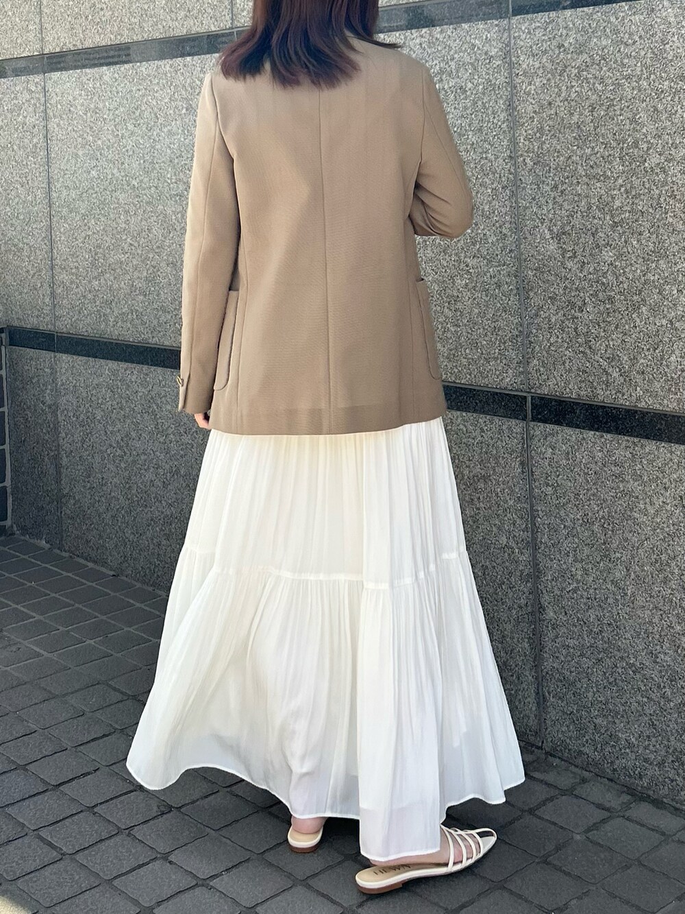 「休日スタイル、お洒落さんとつながりたい、オトナ女子、大人かわいい、きれいめカジュアル、オフィスカジュアル、通勤コーデ、ジャケット、ティアードスカート、いまどきジャケット写真」｜「allurevilleのレジメンタルスクープネックプルオーバー（ニット/セーター、ホワイト系）」を使った、Takagi.Yさん（骨格ウェーブ・レディース・159cm）の春コーディネートの3枚目の写真