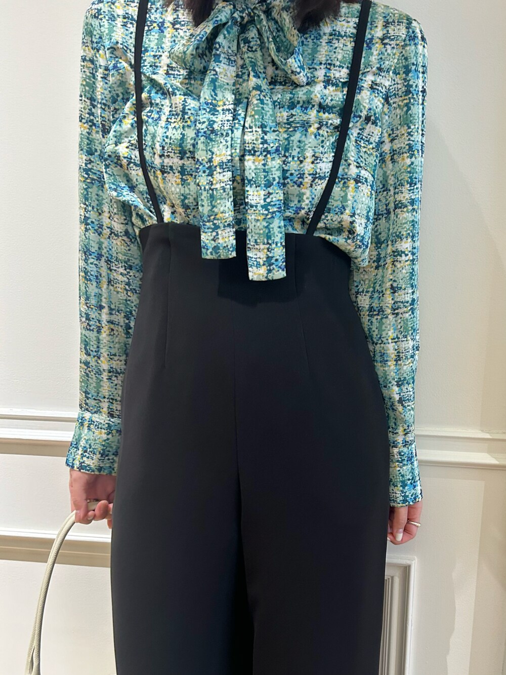 「LOULOU WILLOUGHBYの＜予約＞【LOULOU WILLOUGHBY】ダブルクロスハイウエストサスペンダーパンツ（サロペット/オーバーオール、ブラック系）」を使った、Takagi.Yさん（骨格ウェーブ・レディース・159cm）の冬コーディネートの3枚目の写真