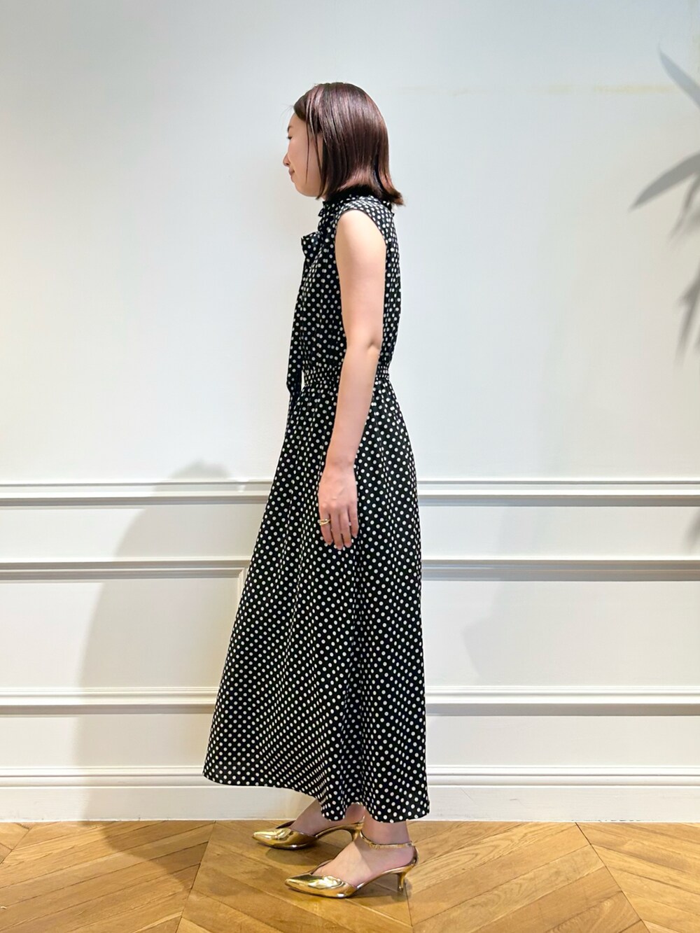 「おでかけコーデ、ワンピース、フォーマル、ボウタイ、ドット、フェミニン、大人かわいい、モノトーン」｜「LOULOU WILLOUGHBYの【LOULOU WILLOUGHBY】デシンドットノースリーブワンピース（ワンピース、ブラック系）」を使った、Takagi.Yさん（骨格ウェーブ・レディース・159cm）の夏コーディネートの2枚目の写真