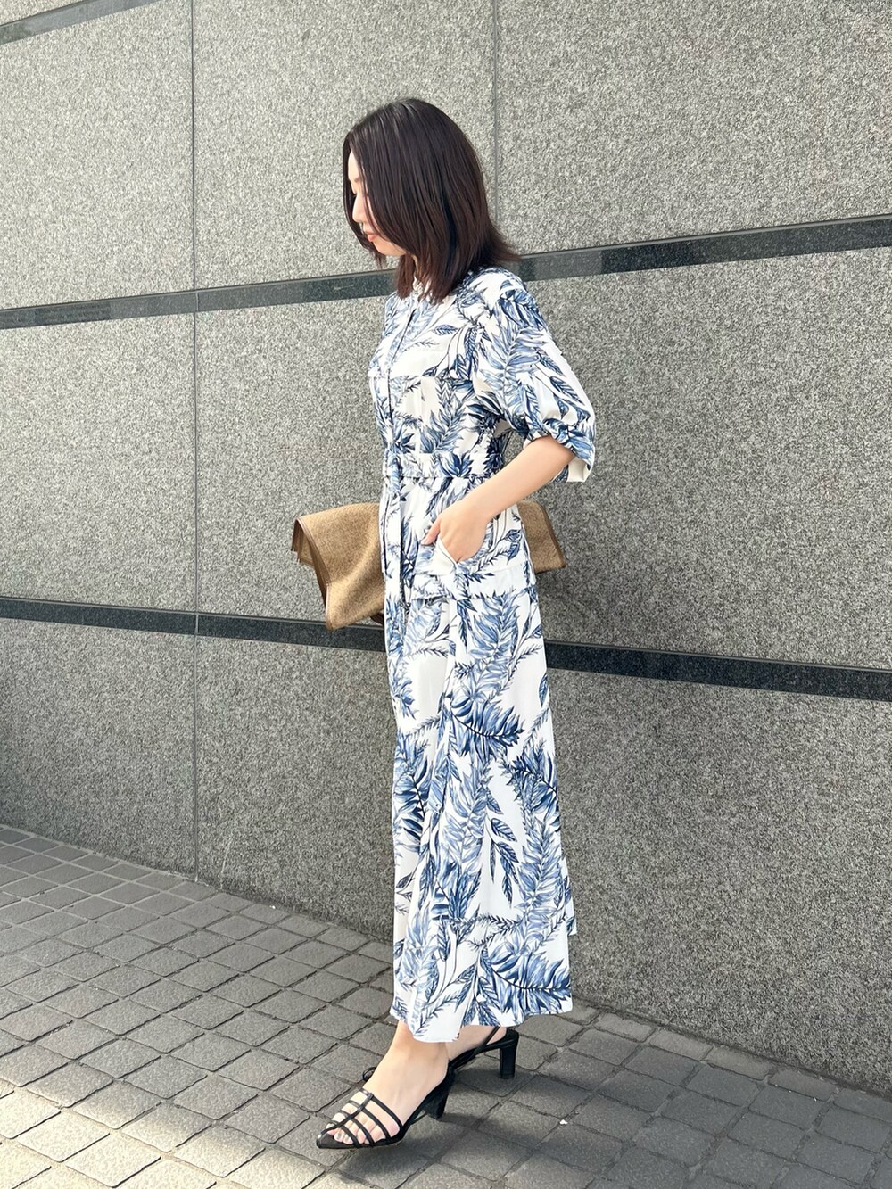 「春服、春服デビュー宣言、休日スタイル、お出かけコーデ、きれいめカジュアル、ワンピース、夏コーデ、旅行、プリントワンピース」｜「allurevilleの＜予約＞リーフプリントターンアップタックワンピース（シャツワンピース、ホワイト系）」を使った、Takagi.Yさん（骨格ウェーブ・レディース・159cm）の春コーディネートの2枚目の写真