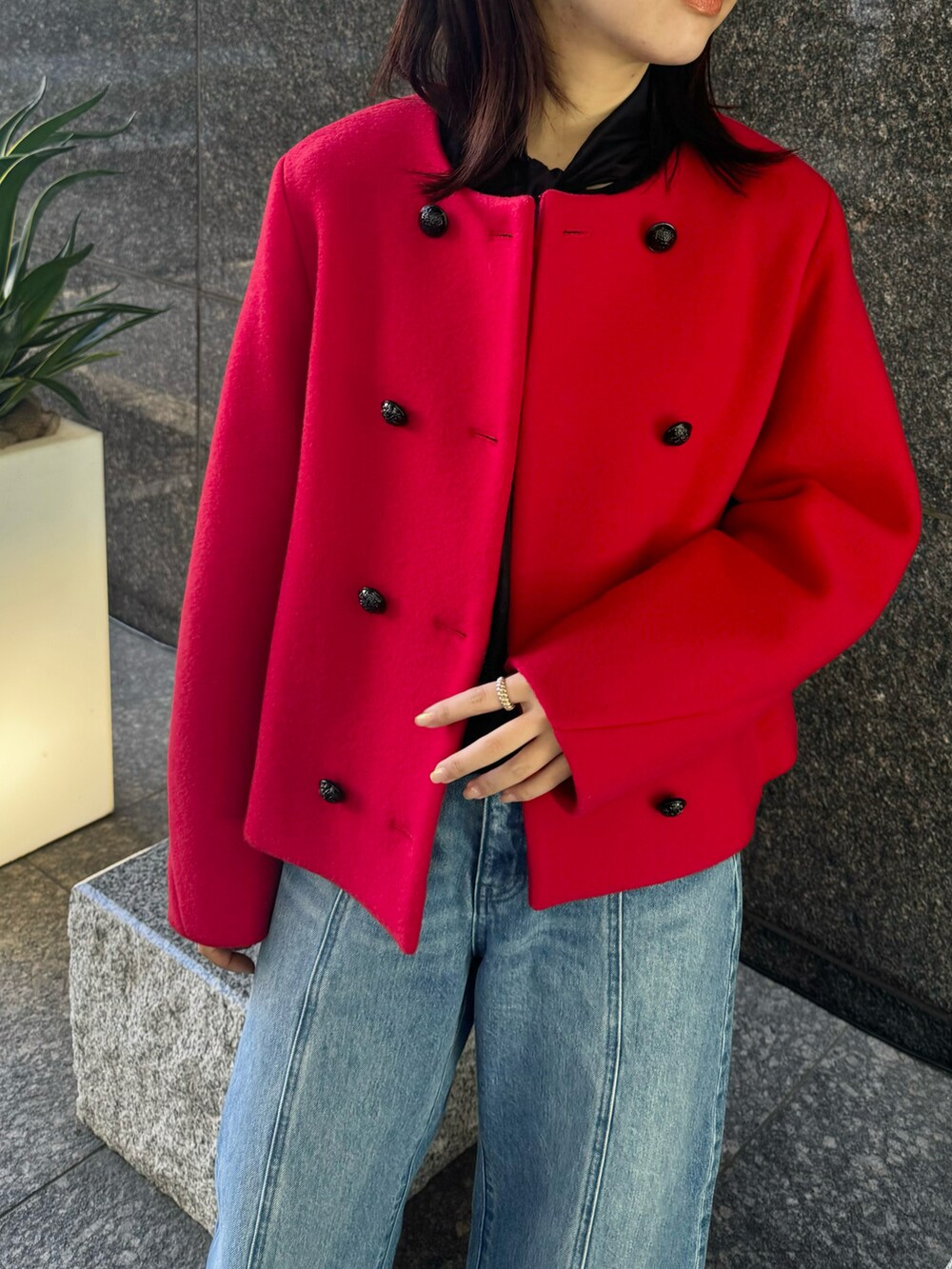 「allurevilleの＜予約＞ショートビーバーノーカラージャケット（ノーカラーコート、レッド系）」を使った、Takagi.Yさん（骨格ウェーブ・レディース・159cm）の秋コーディネートの3枚目の写真