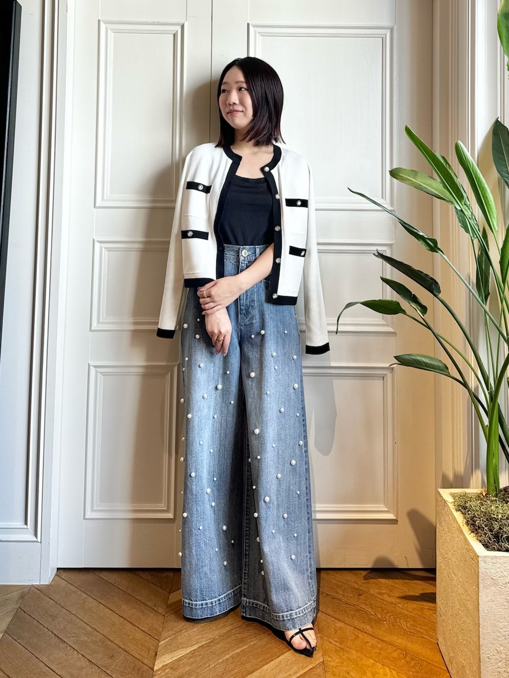「春夏コーデ、きれいめカジュアル、パンツコーデ、大人女子、大人かわいい、フェミニン、カーディガン、バイカラー、通勤コーデ、オフィスカジュアル、OLコーデ」｜「LOULOU WILLOUGHBYの【LOULOU WILLOUGHBY】ブリーズィミラン4ポケットカーディガン（カーディガン/ボレロ、ホワイト系）」を使った、Takagi.Yさん（骨格ウェーブ・レディース・159cm）の春コーディネートの2枚目の写真