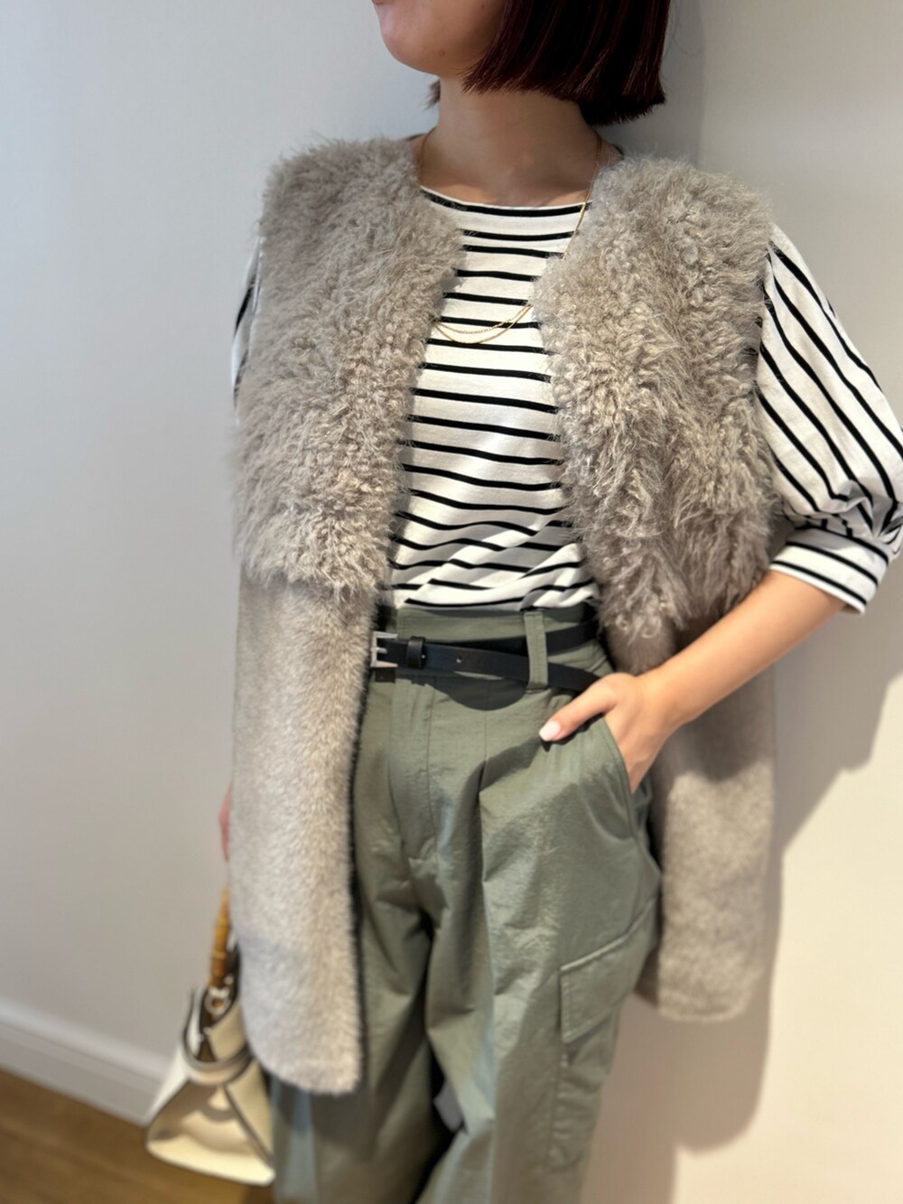 「大人カジュアル、初秋コーデ、お出かけコーデ、パンツスタイル、オトナ女子、秋先取りコーデ、ファーベスト、ジレ、秋服準備はじめました、ボーダー」｜「allurevilleのフェイクファーコンビニットジレ（ベスト、グレー系）」を使った、Takagi.Yさん（骨格ウェーブ・レディース・159cm）の夏コーディネートの2枚目の写真